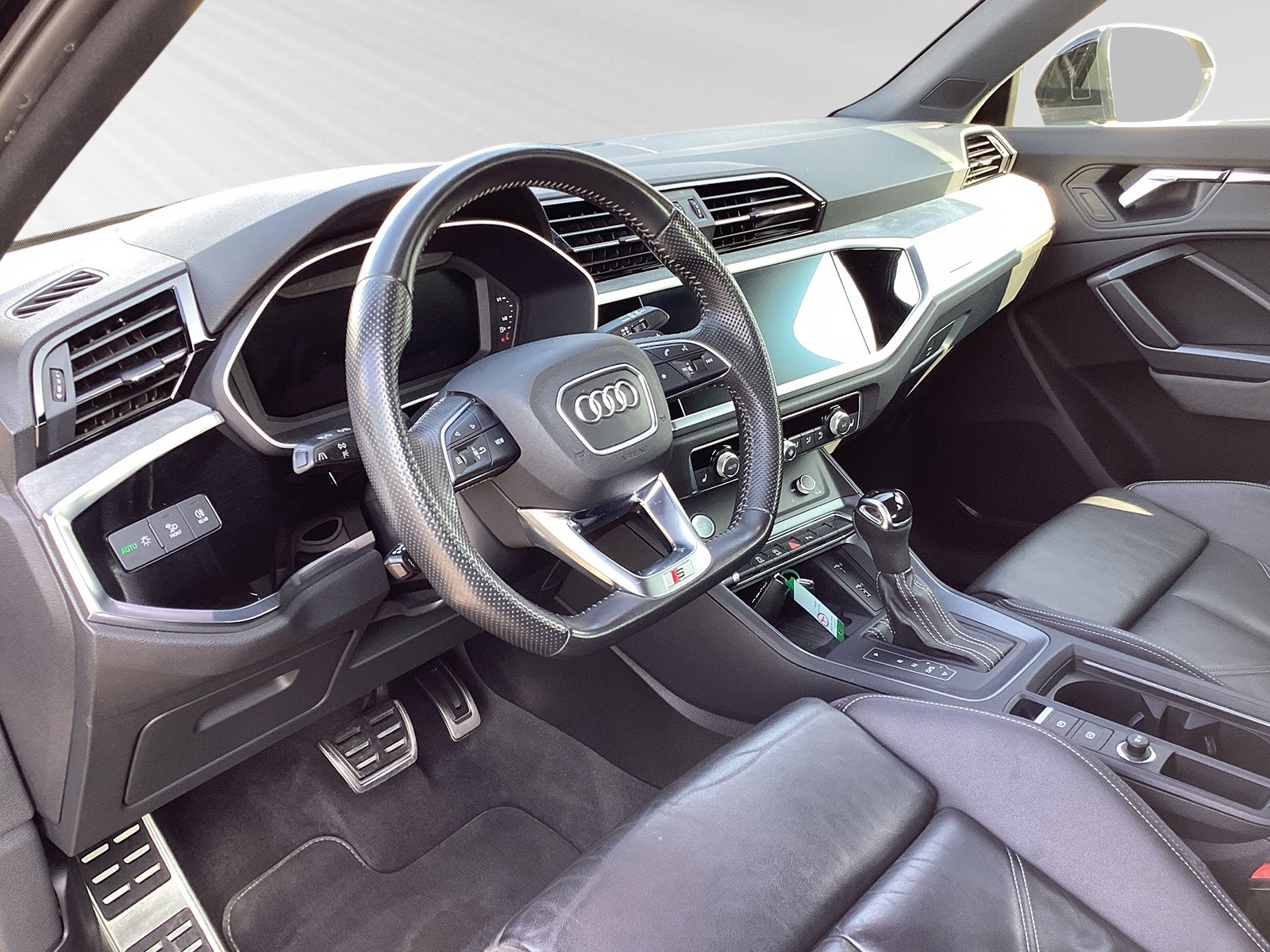 AUDI Q3 45 TFSI S line quattro S-tronic-image-3