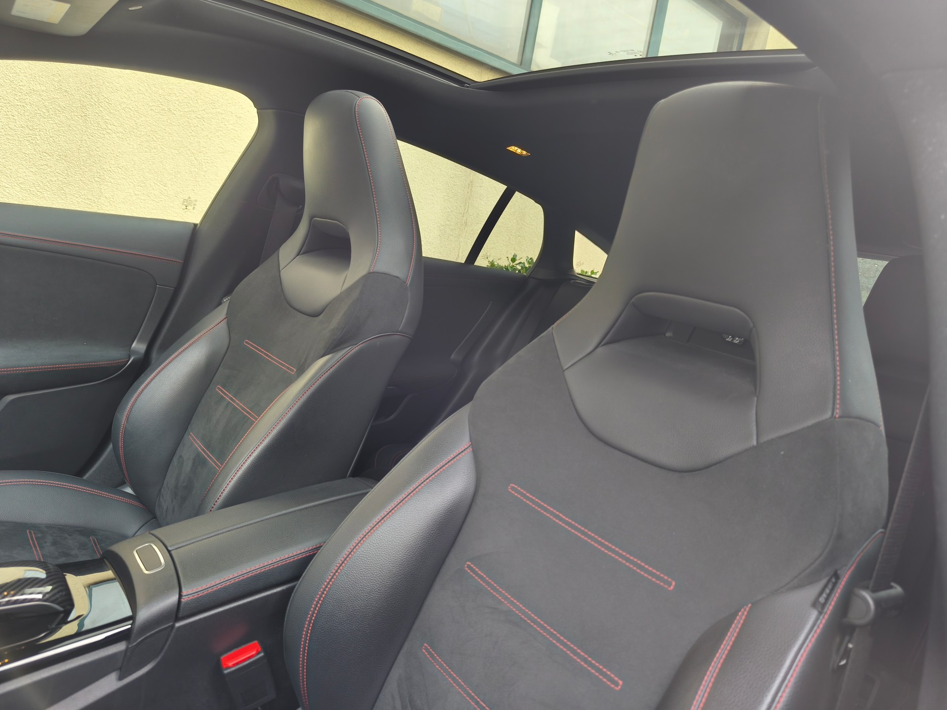 MERCEDES-BENZ CLA Shooting Brake 220 d 4Matic AMG Line-image-12