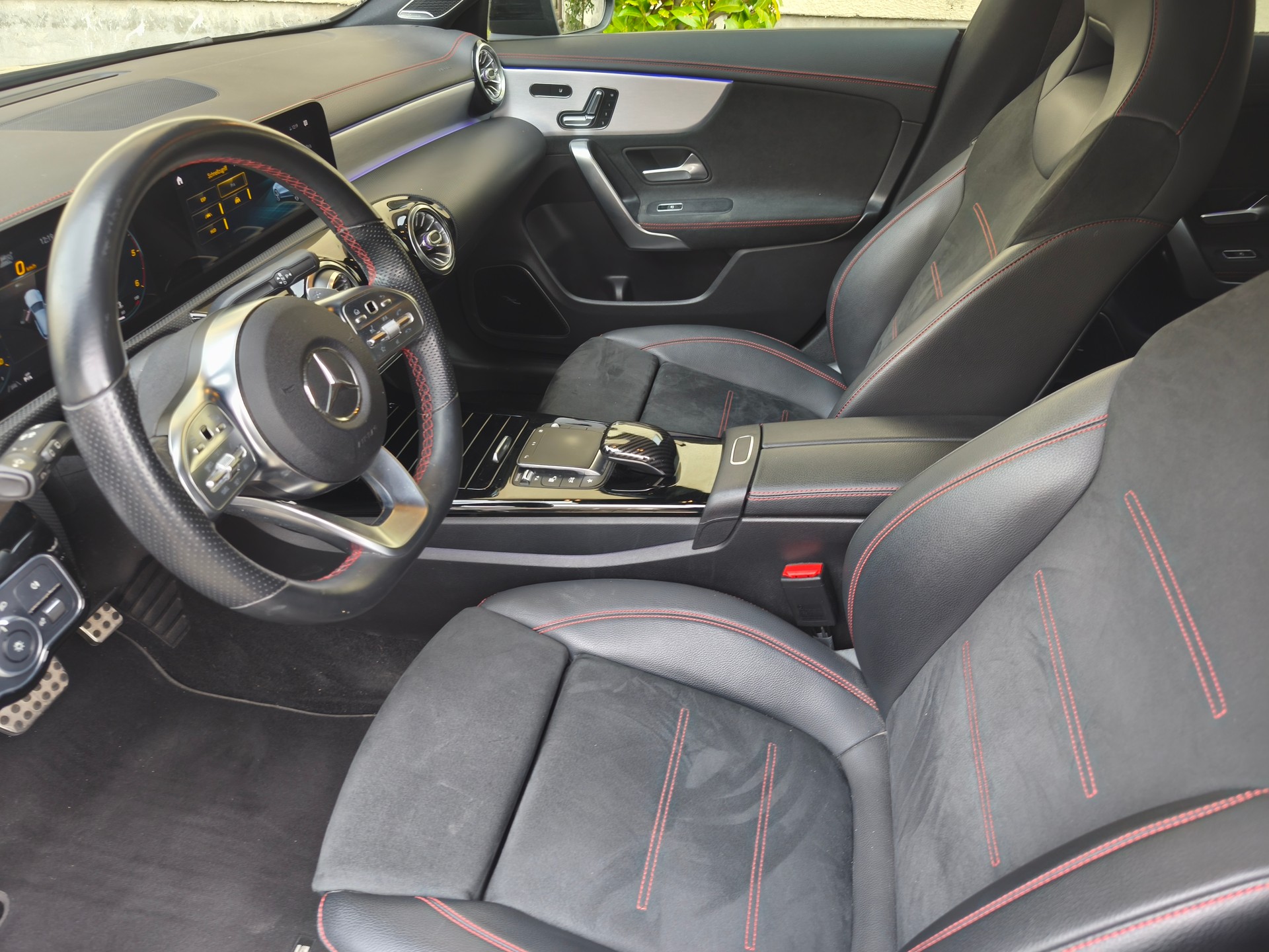 MERCEDES-BENZ CLA Shooting Brake 220 d 4Matic AMG Line-image-8