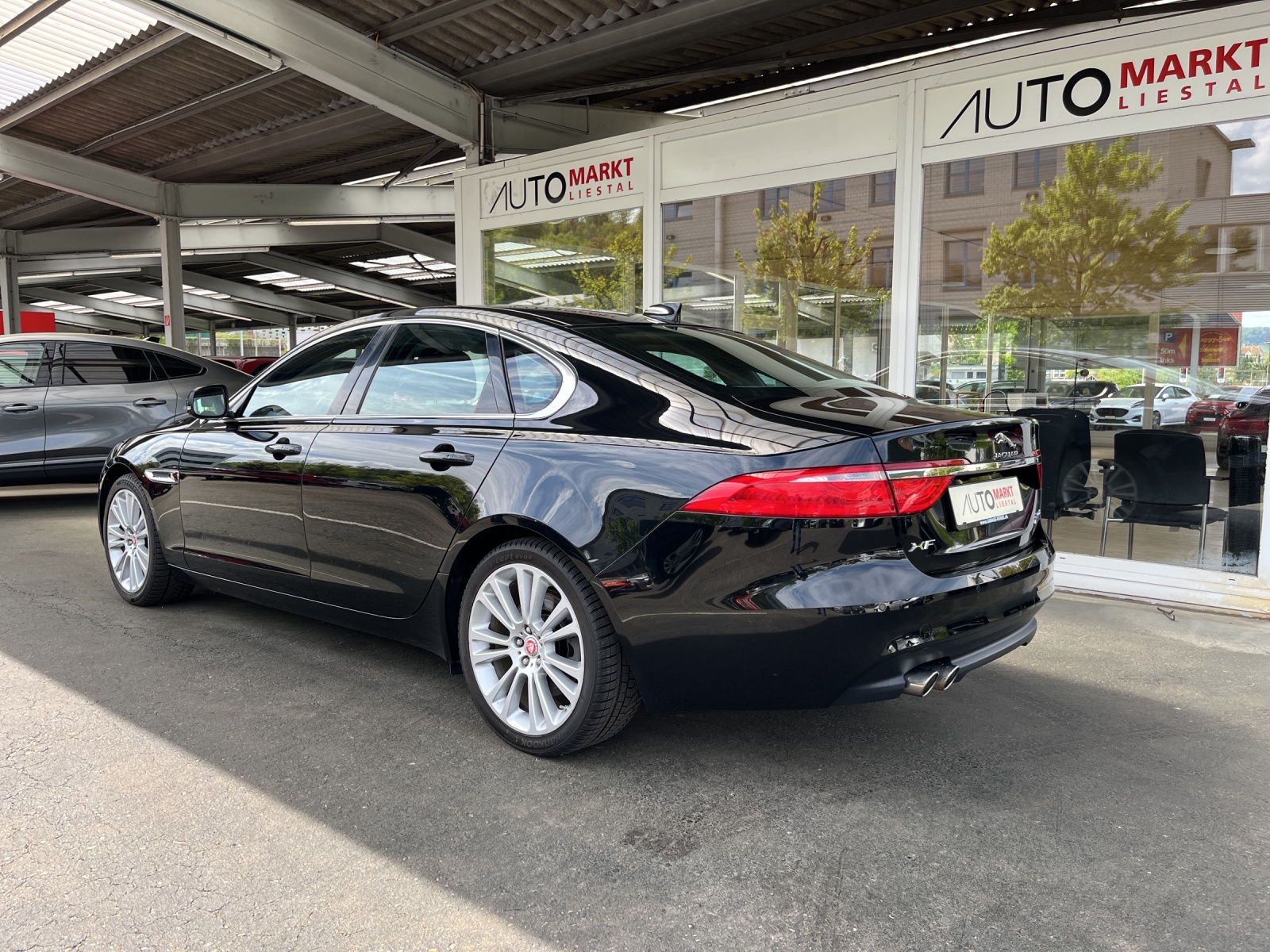 JAGUAR XF 20d Portfolio AWD Automatic-image-2