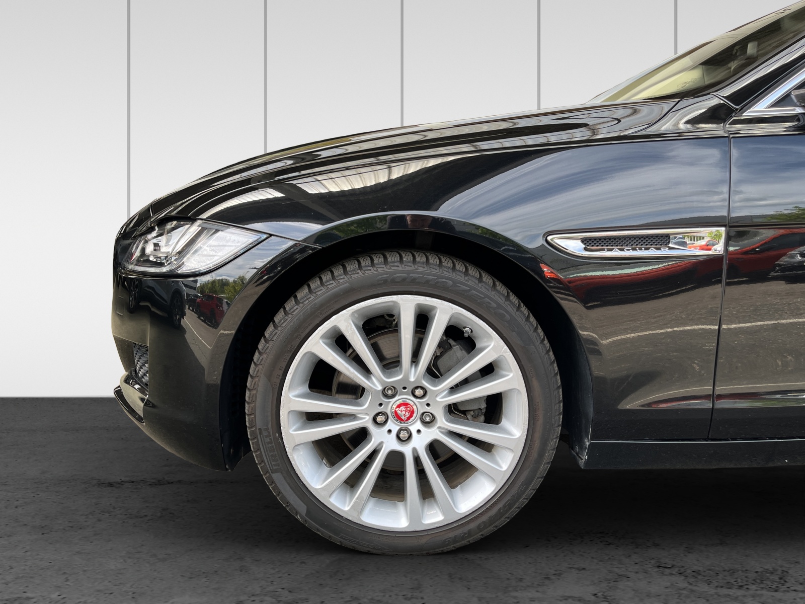 JAGUAR XF 20d Portfolio AWD Automatic-image-12