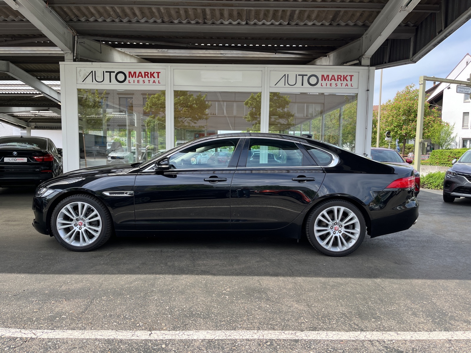 JAGUAR XF 20d Portfolio AWD Automatic-image-1