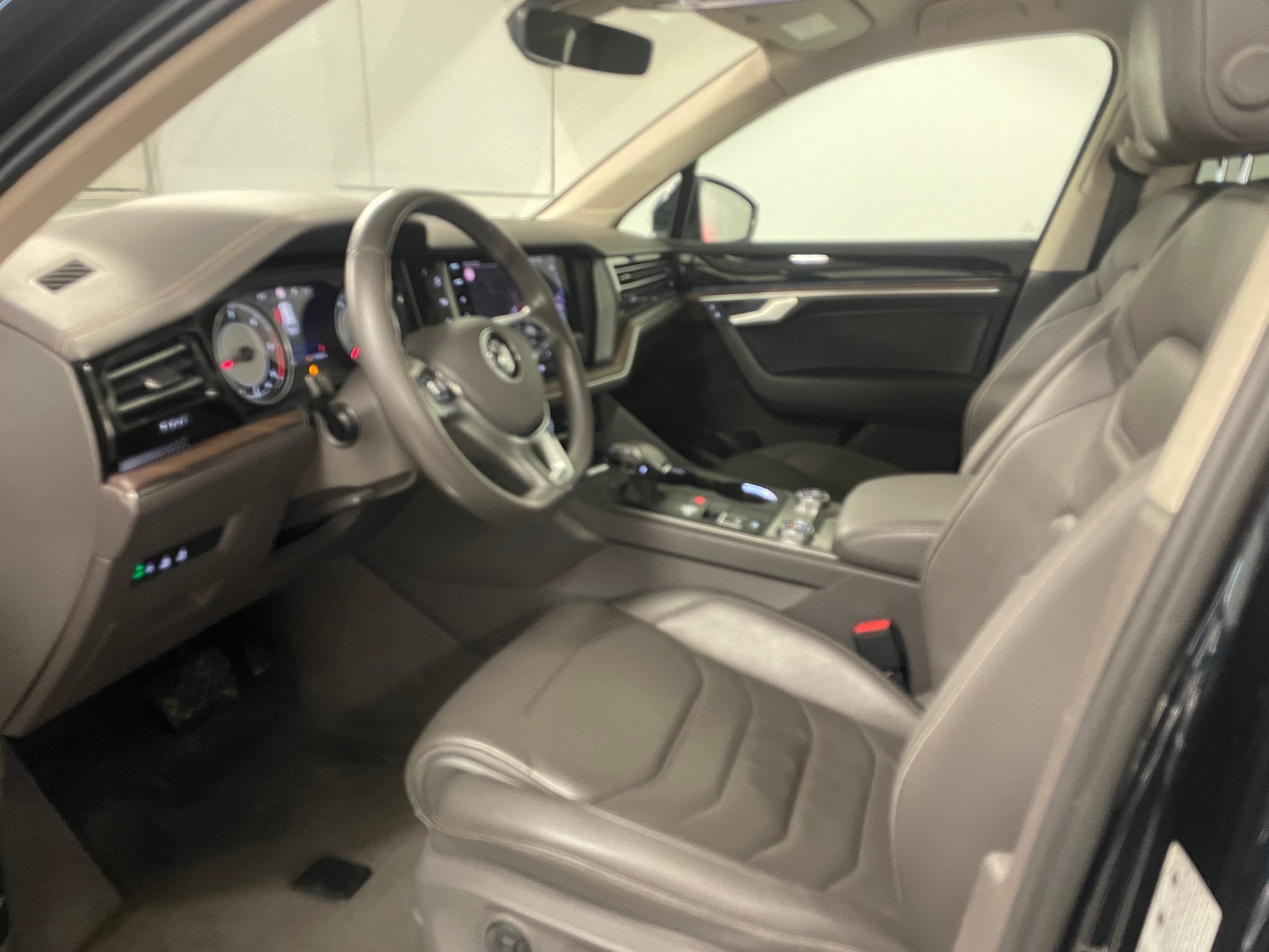 VW Touareg 3.0 TDI Atmosphere Tiptronic-image-11