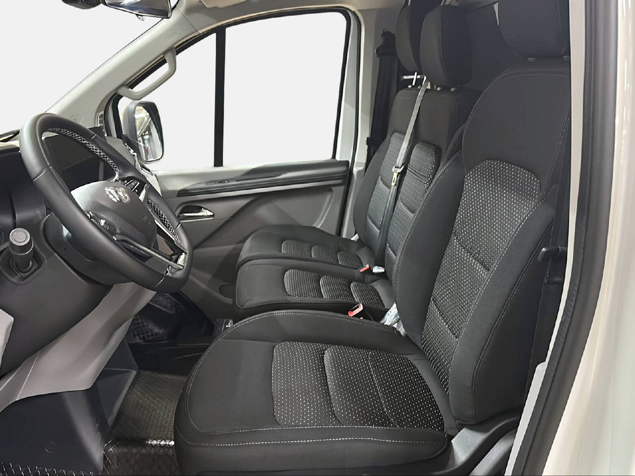 MAXUS Deliver 7 Kaw. L2H1 2.0 TD Base-showroom-element-1