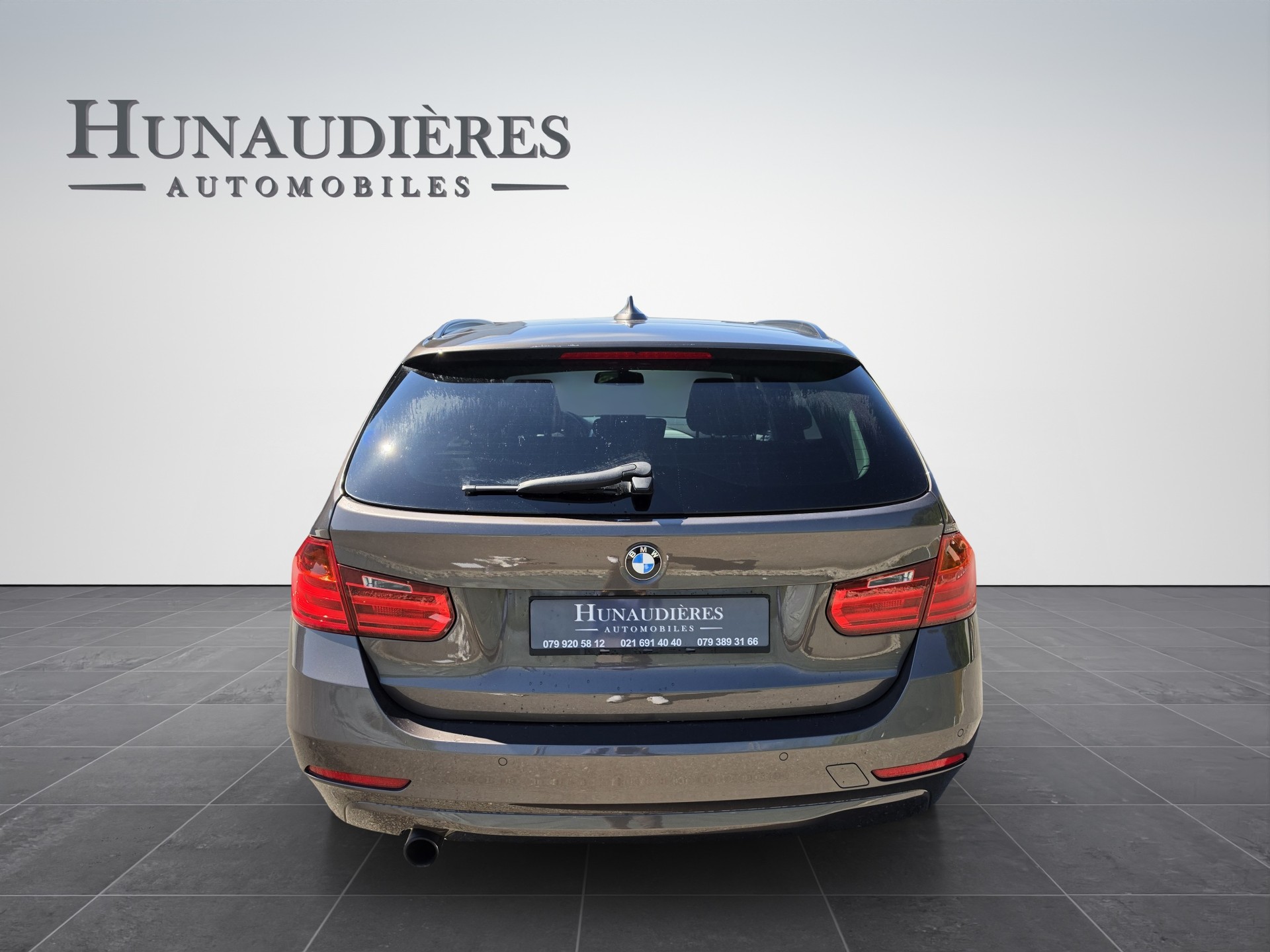 BMW 320i xDrive Touring Steptronic-image-11
