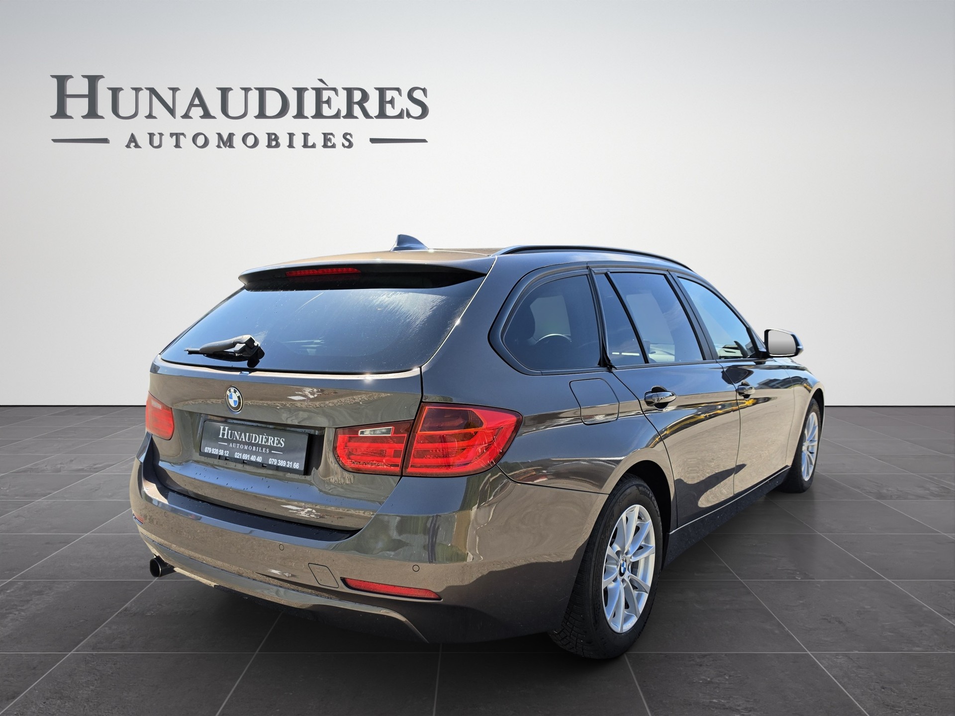 BMW 320i xDrive Touring Steptronic-image-1