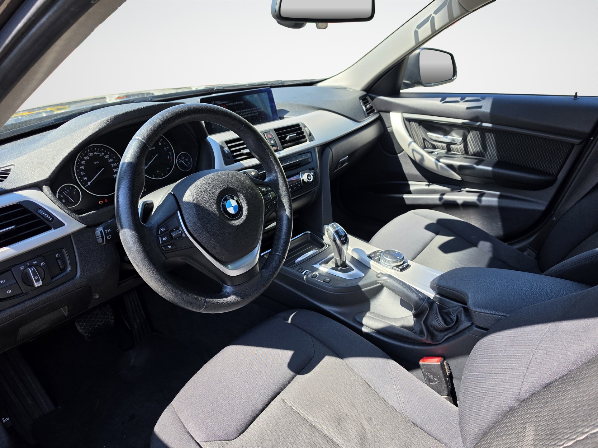BMW 320i xDrive Touring Steptronic-image-4