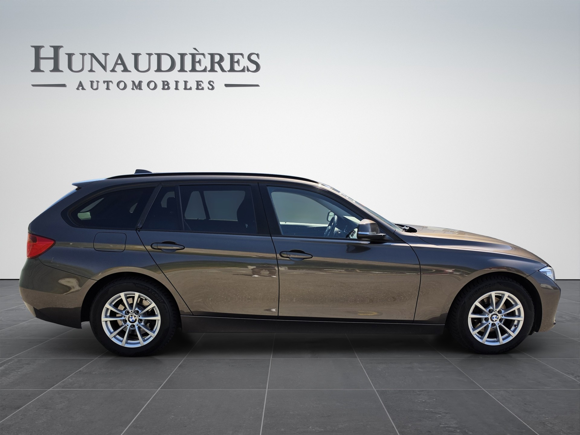 BMW 320i xDrive Touring Steptronic-image-9