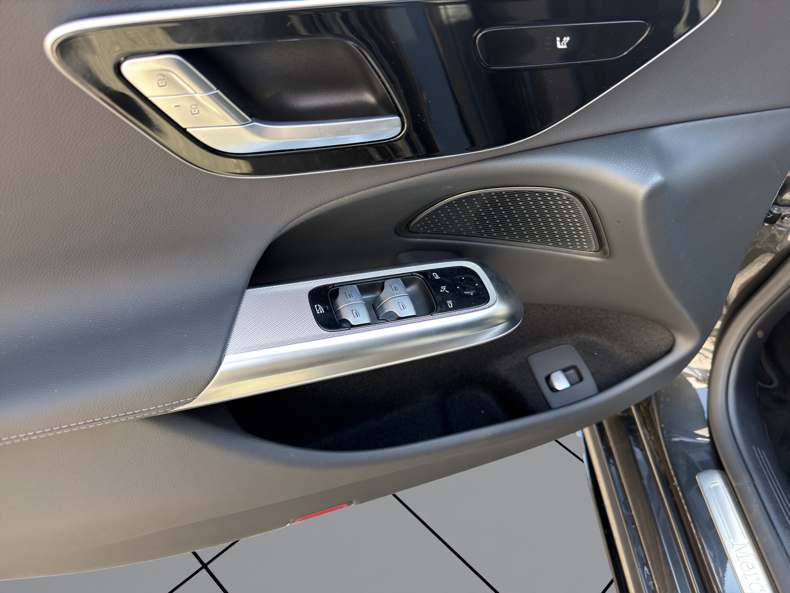 MERCEDES-BENZ E 220 d T 9G-Tronic-image-12