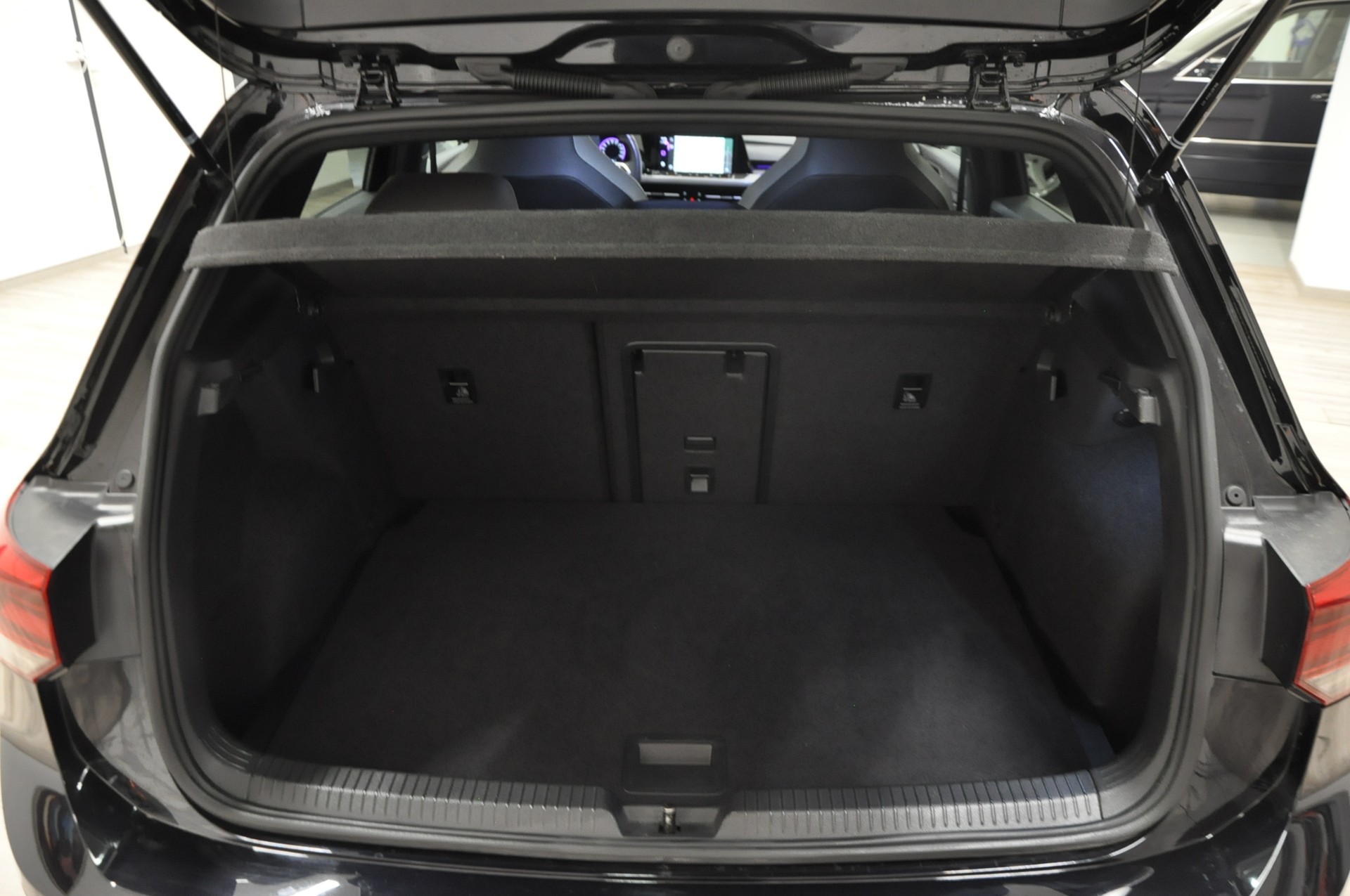 VW Golf Variant 1.5 eTSI mHEV R-Line-image-18