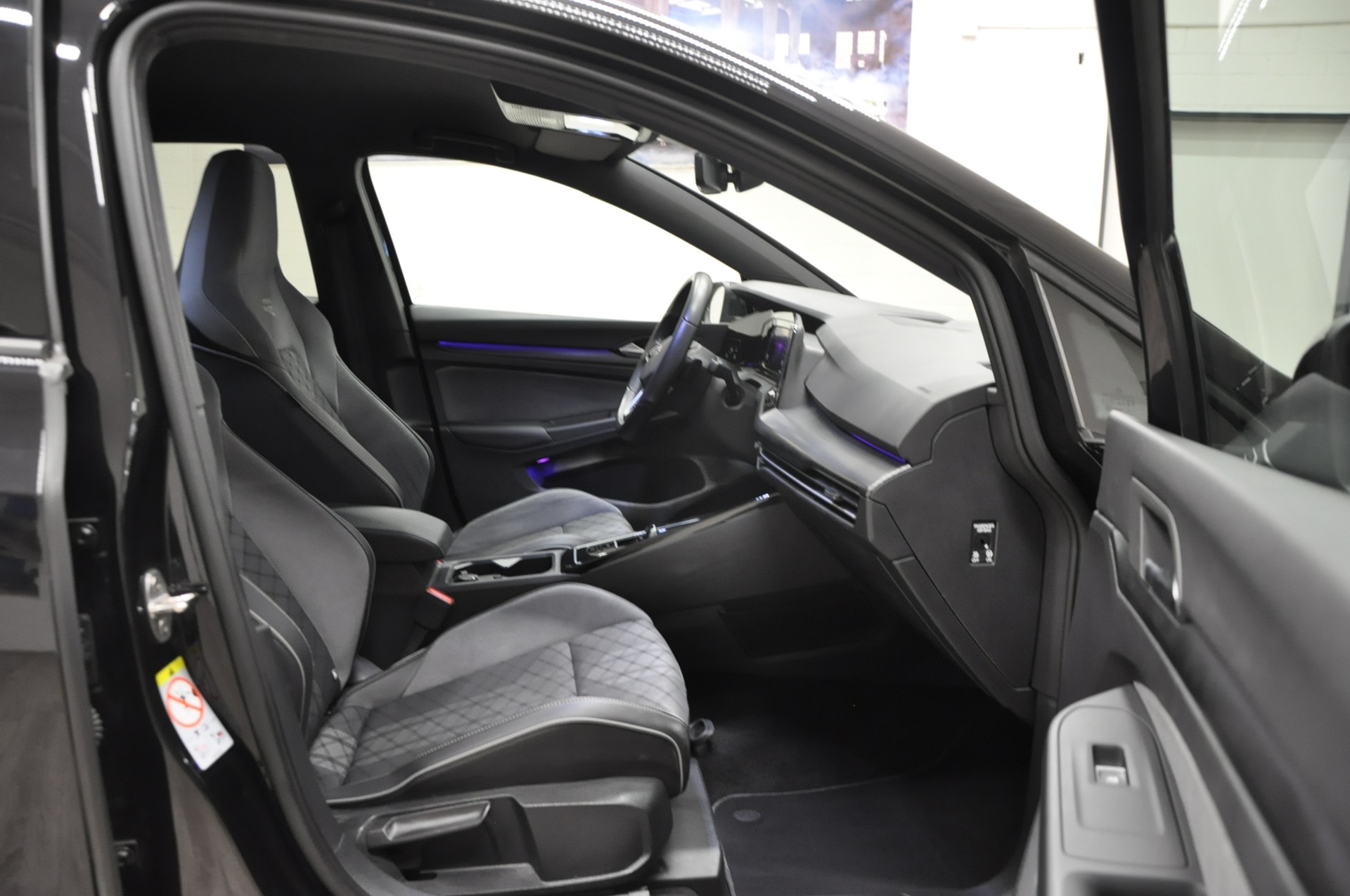 VW Golf Variant 1.5 eTSI mHEV R-Line-image-11