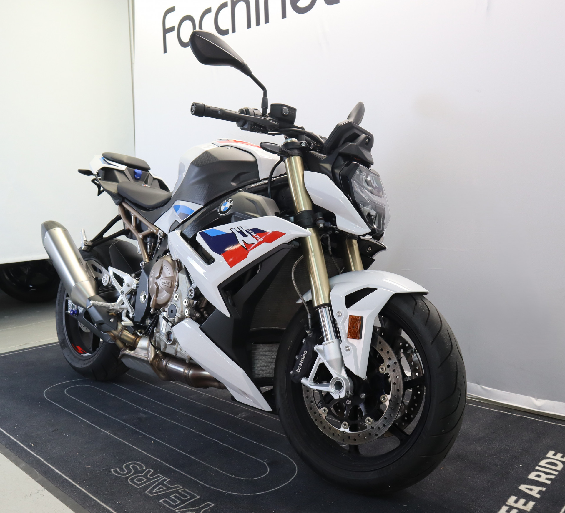 BMW S 1000 R M-showroom-element-3