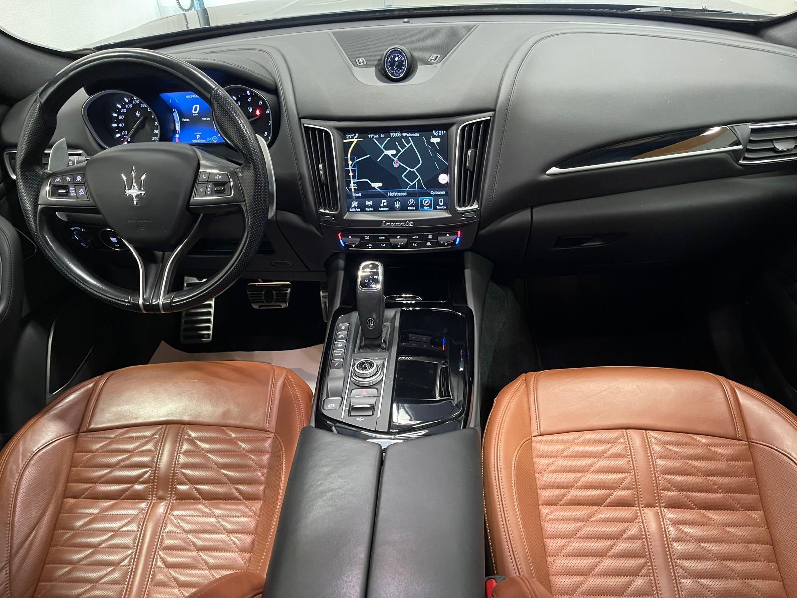 MASERATI Levante 3.0 V6 GranSport-image-12