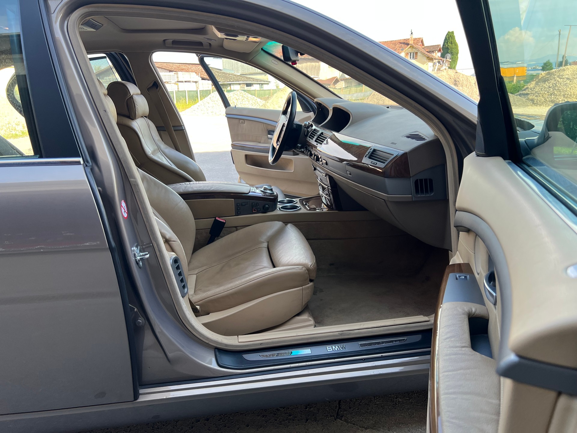 BMW 745i-image-7