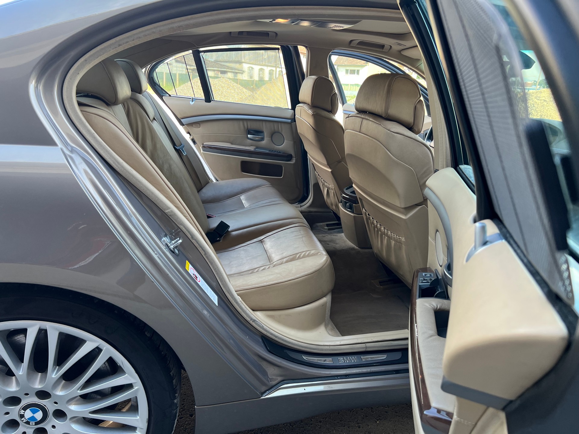 BMW 745i-image-10
