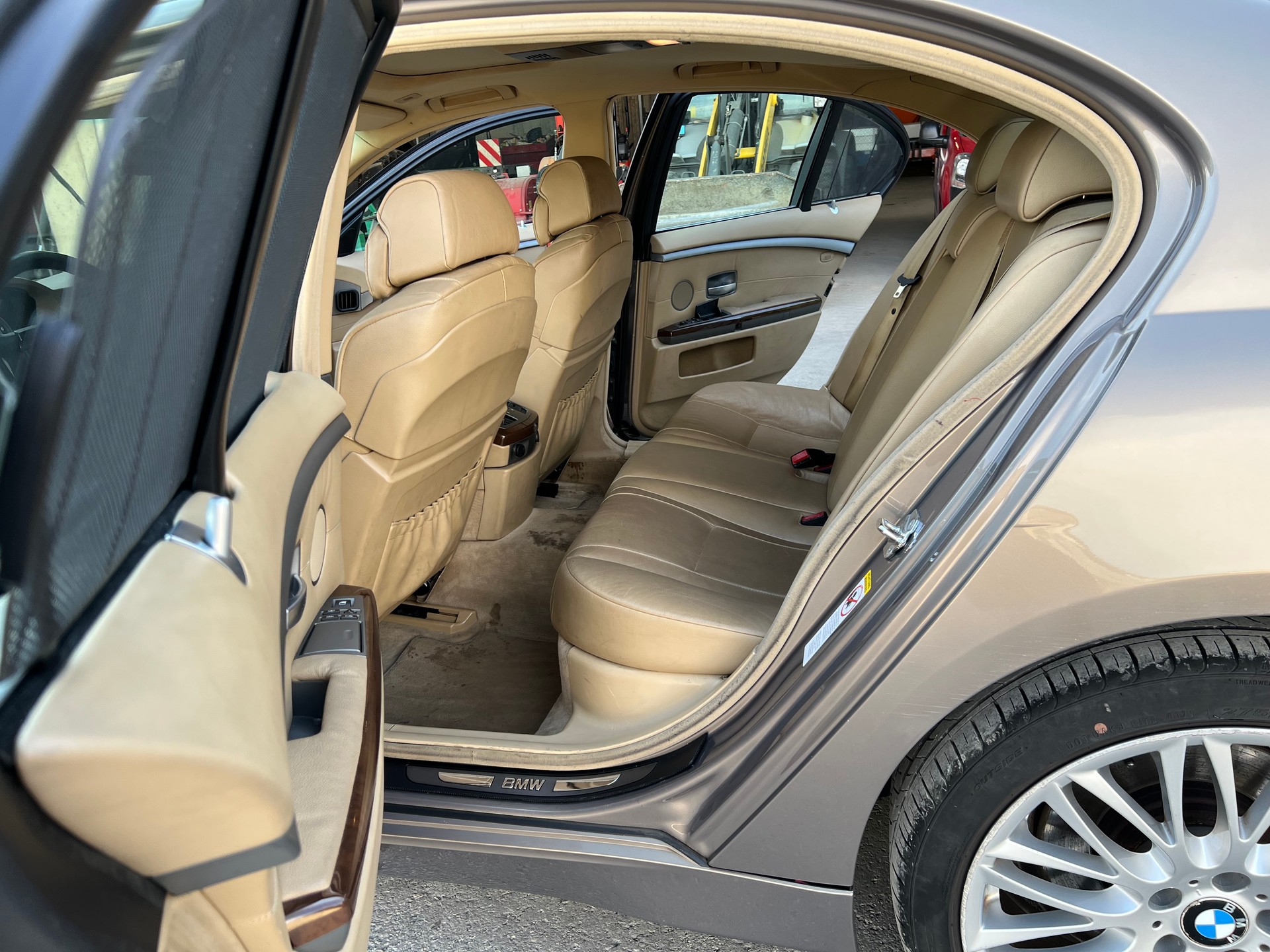 BMW 745i-image-9