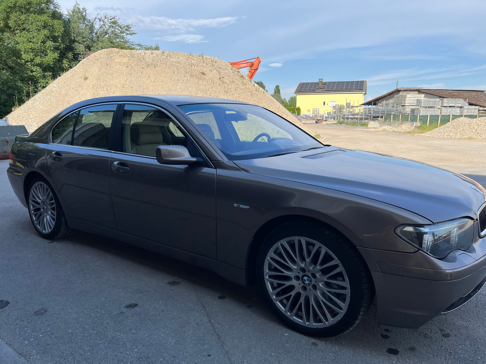 BMW 745i-image-5
