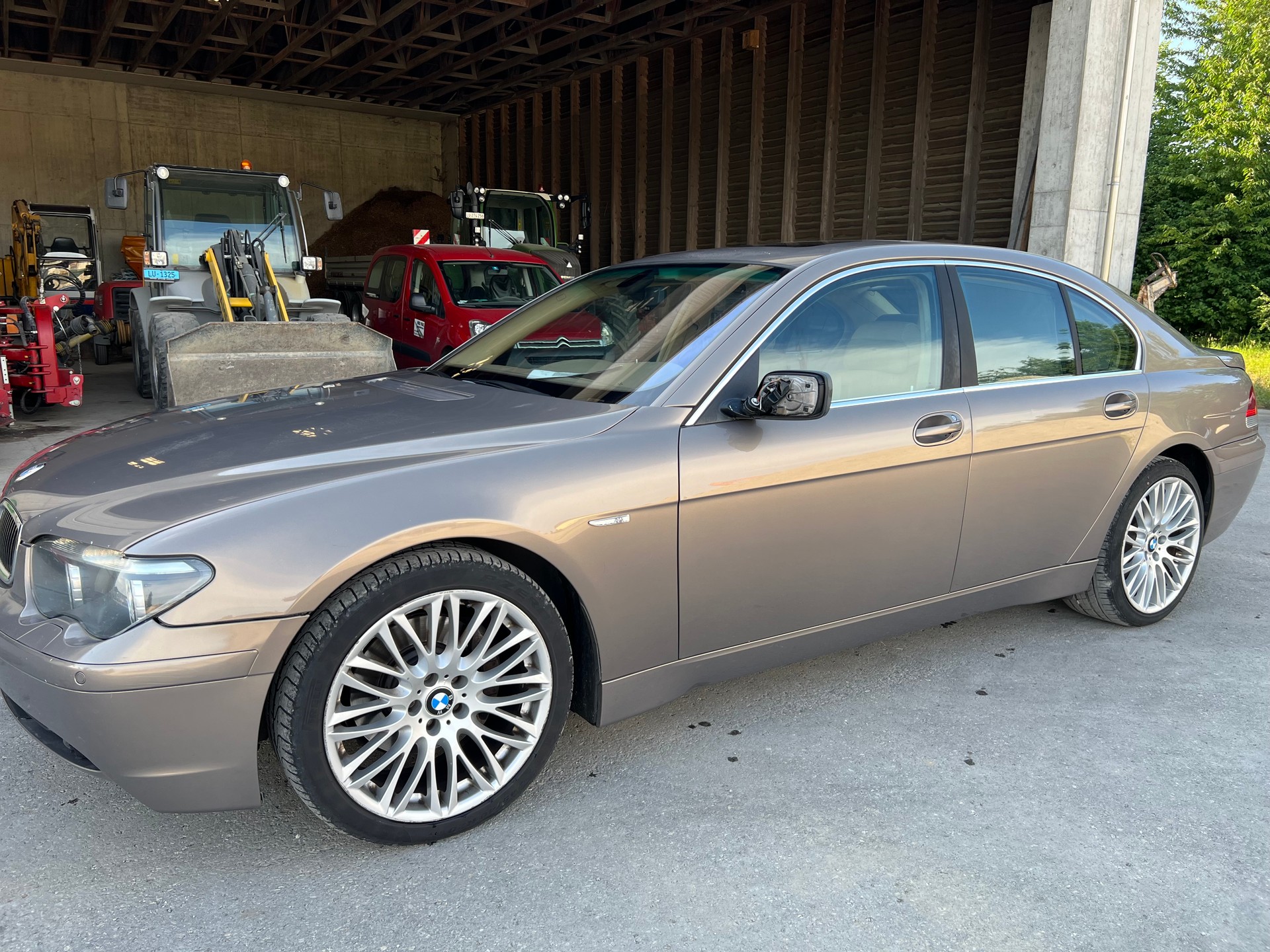 BMW 745i-image-1