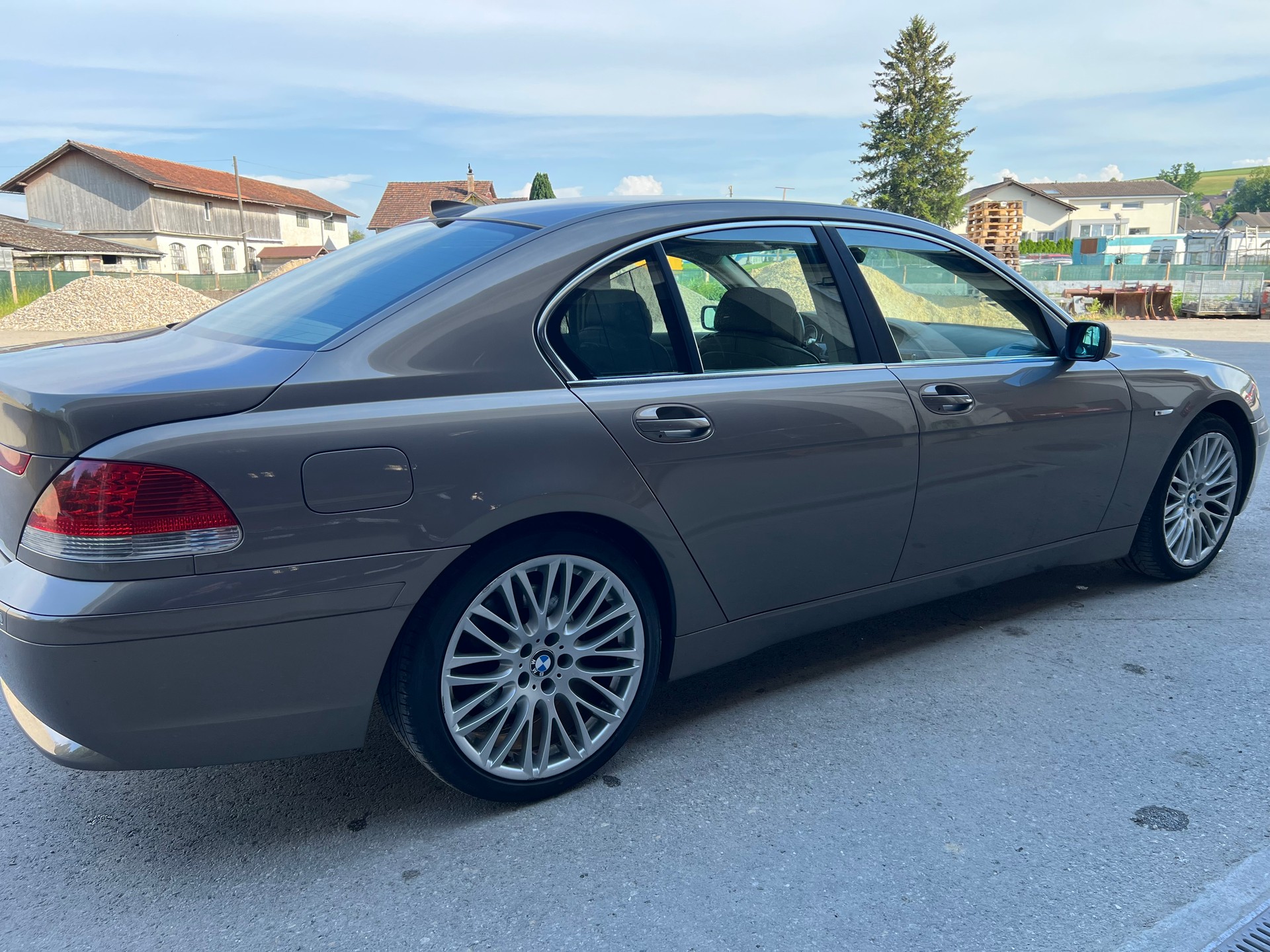 BMW 745i-image-4