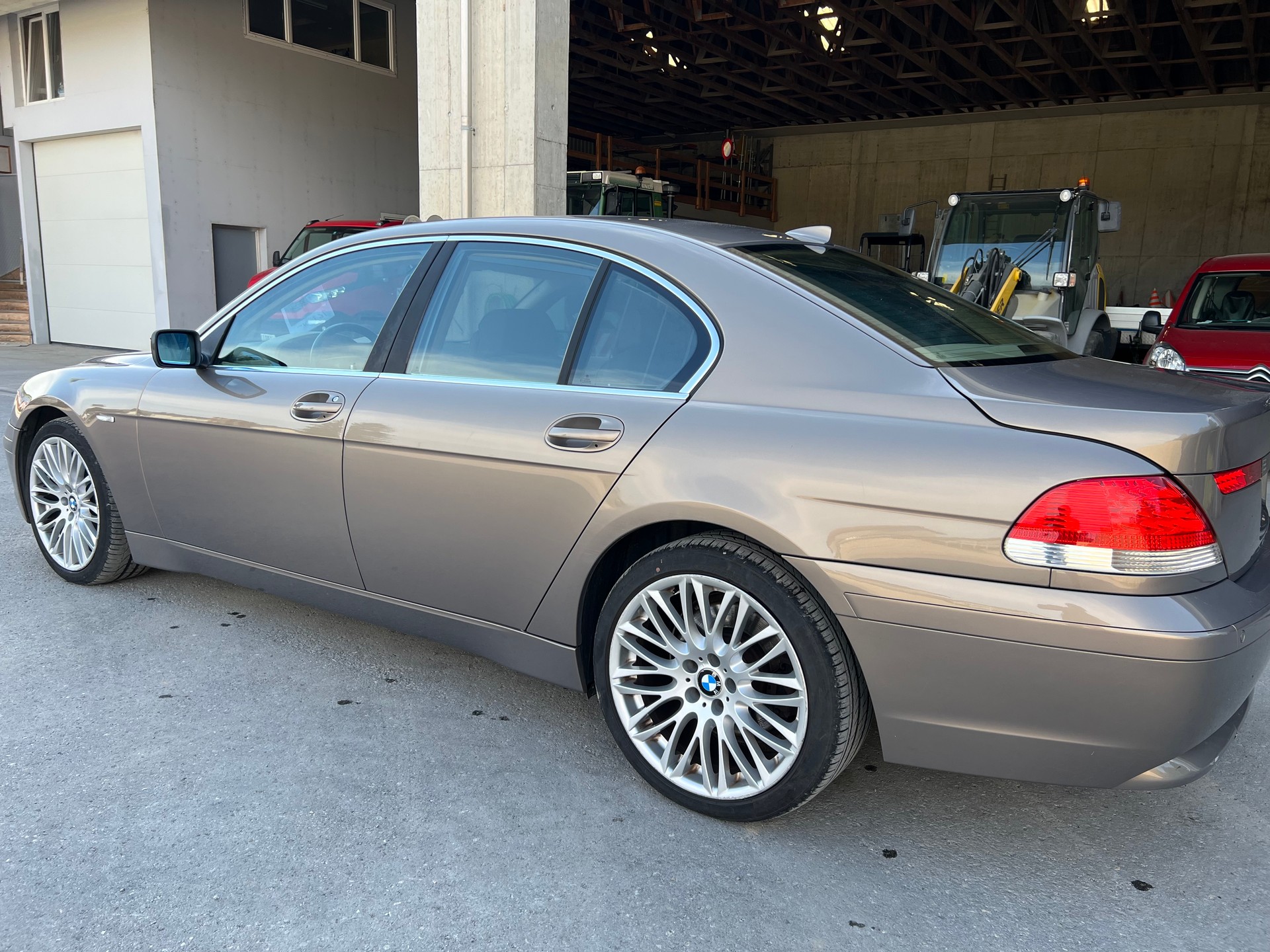 BMW 745i-image-2