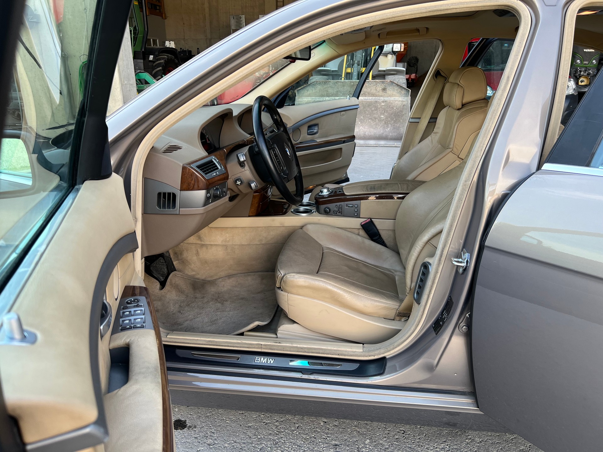 BMW 745i-image-8