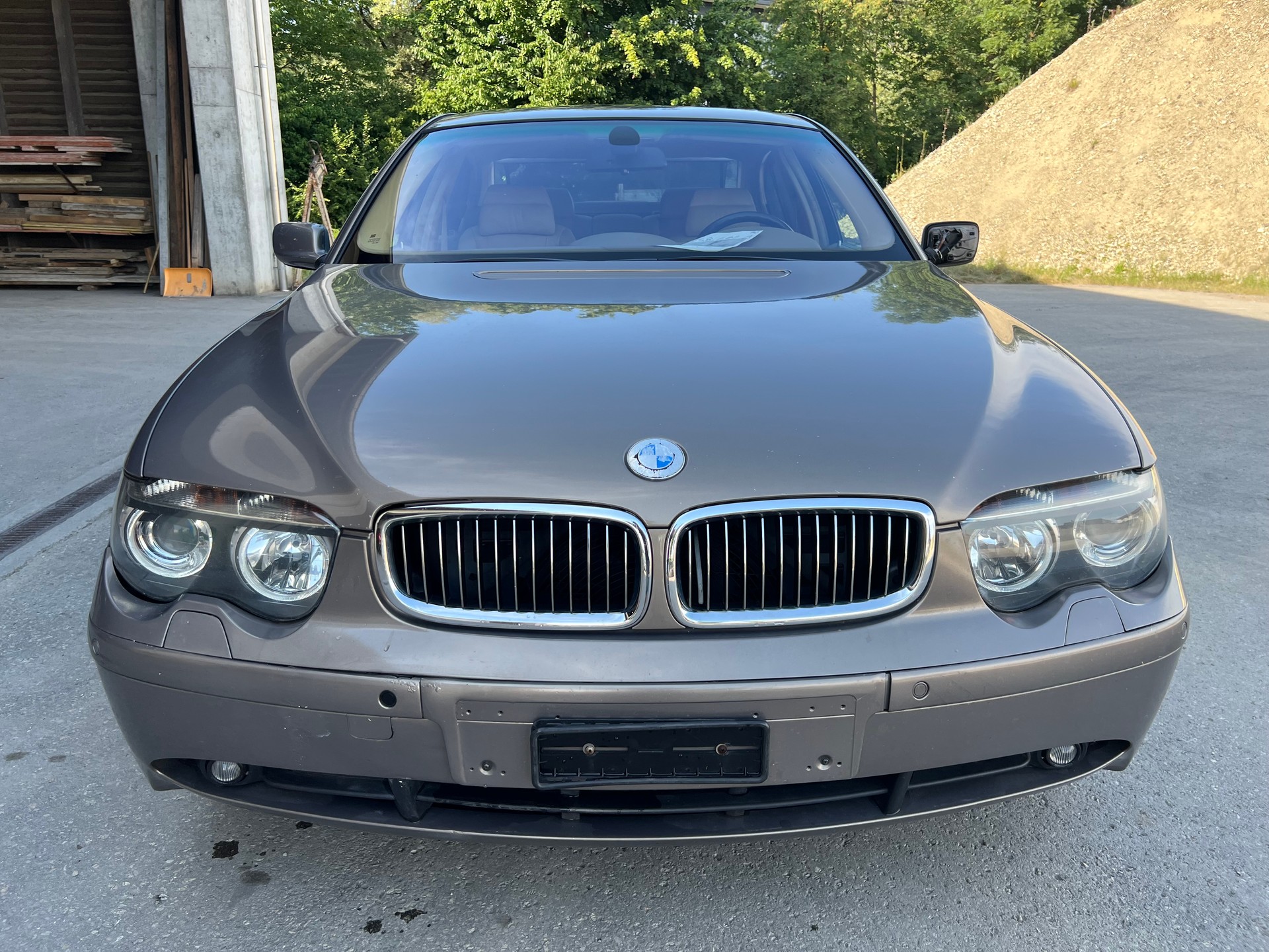 BMW 745i-image-0