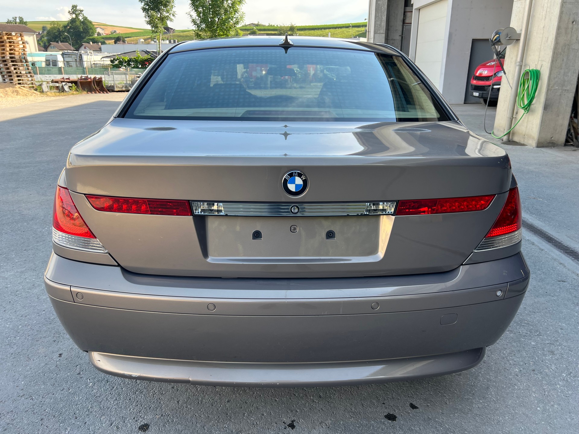 BMW 745i-image-3