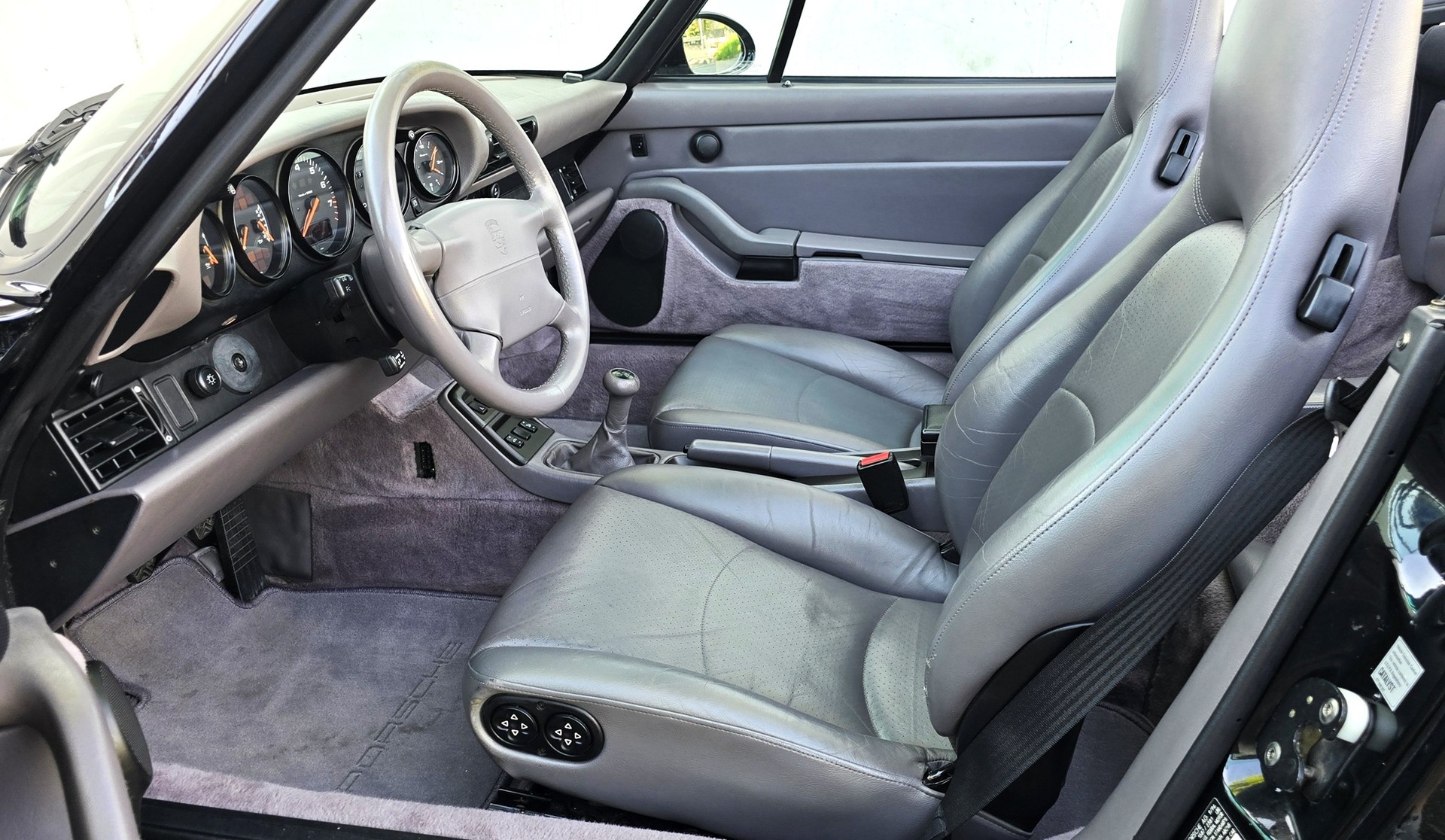 PORSCHE 911 Carrera Cabrio-image-1