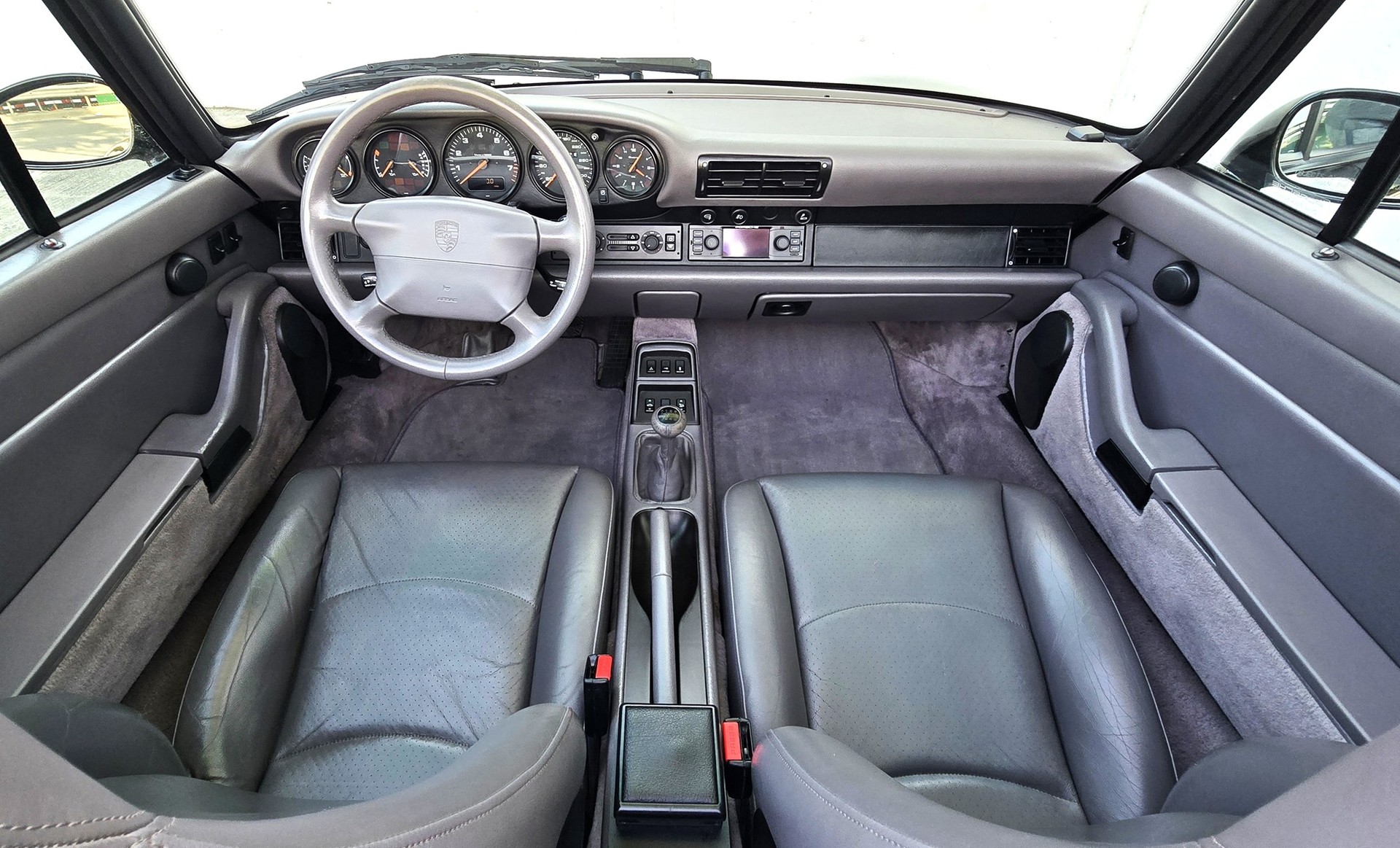 PORSCHE 911 Carrera Cabrio-image-9