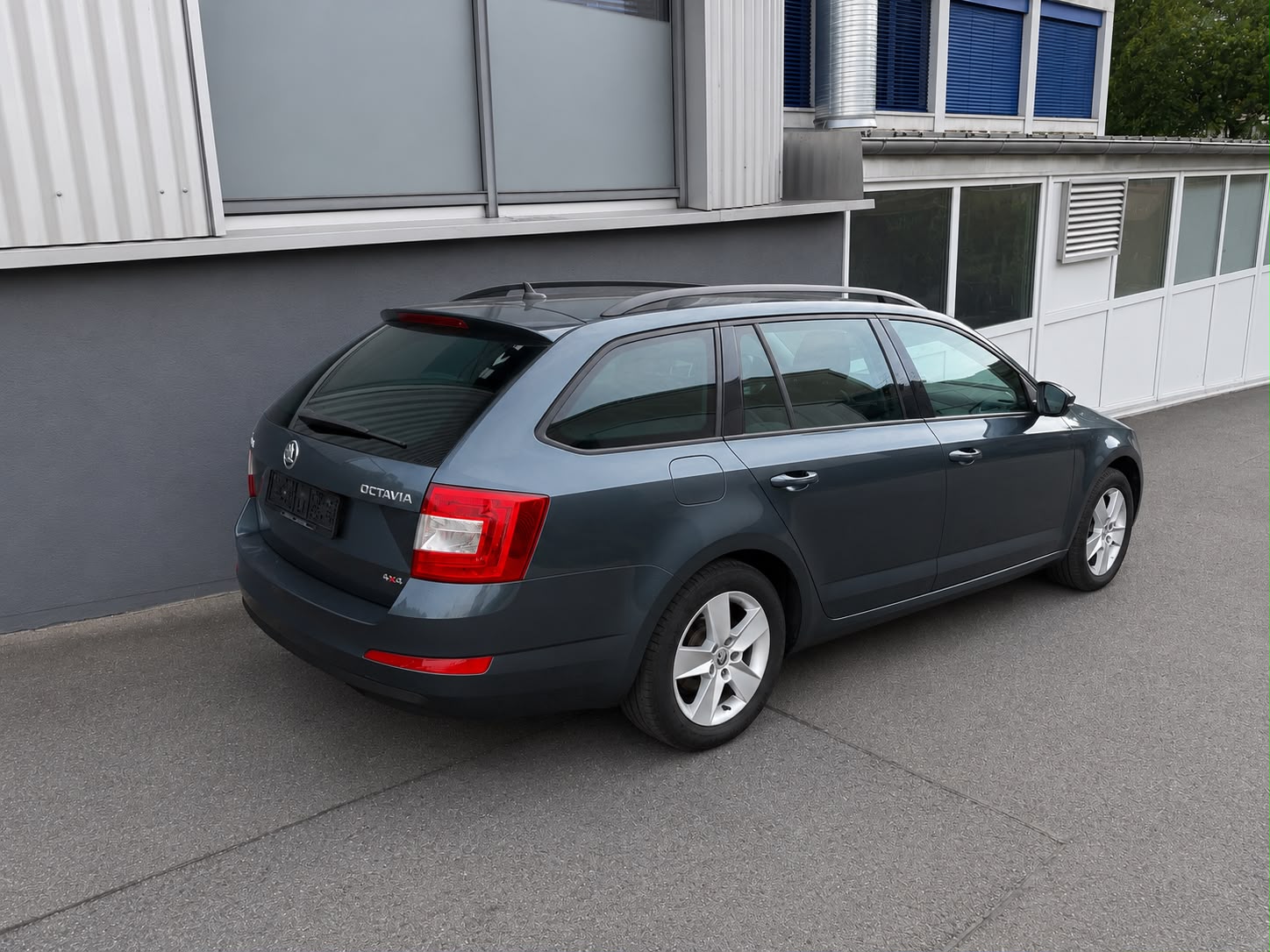 SKODA Octavia Combi 2.0 TDI Style 4x4-image-2
