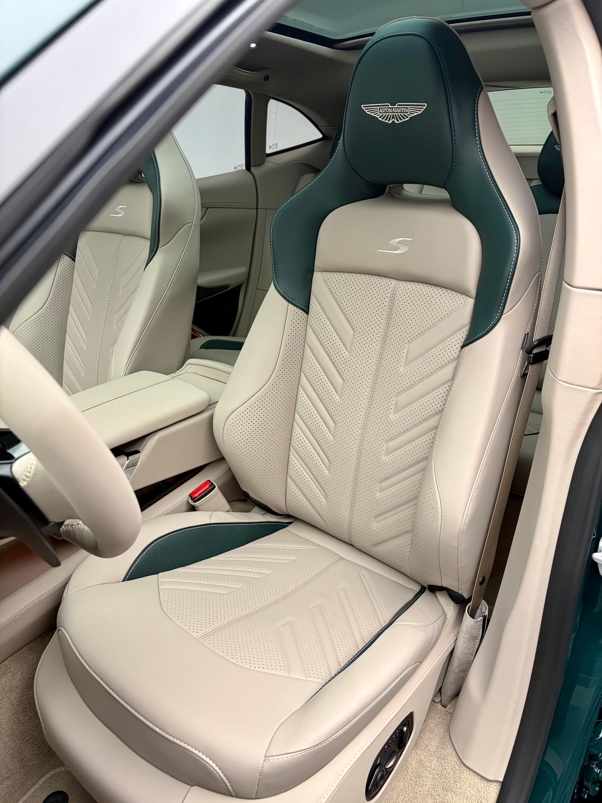 ASTON MARTIN DBX S 4.0 V8 Bi-Turbo (Q - Bronze Styling Pack)-image-5