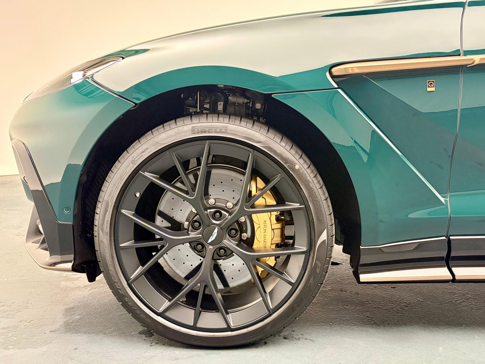 ASTON MARTIN DBX S 4.0 V8 Bi-Turbo (Q - Bronze Styling Pack)-image-17