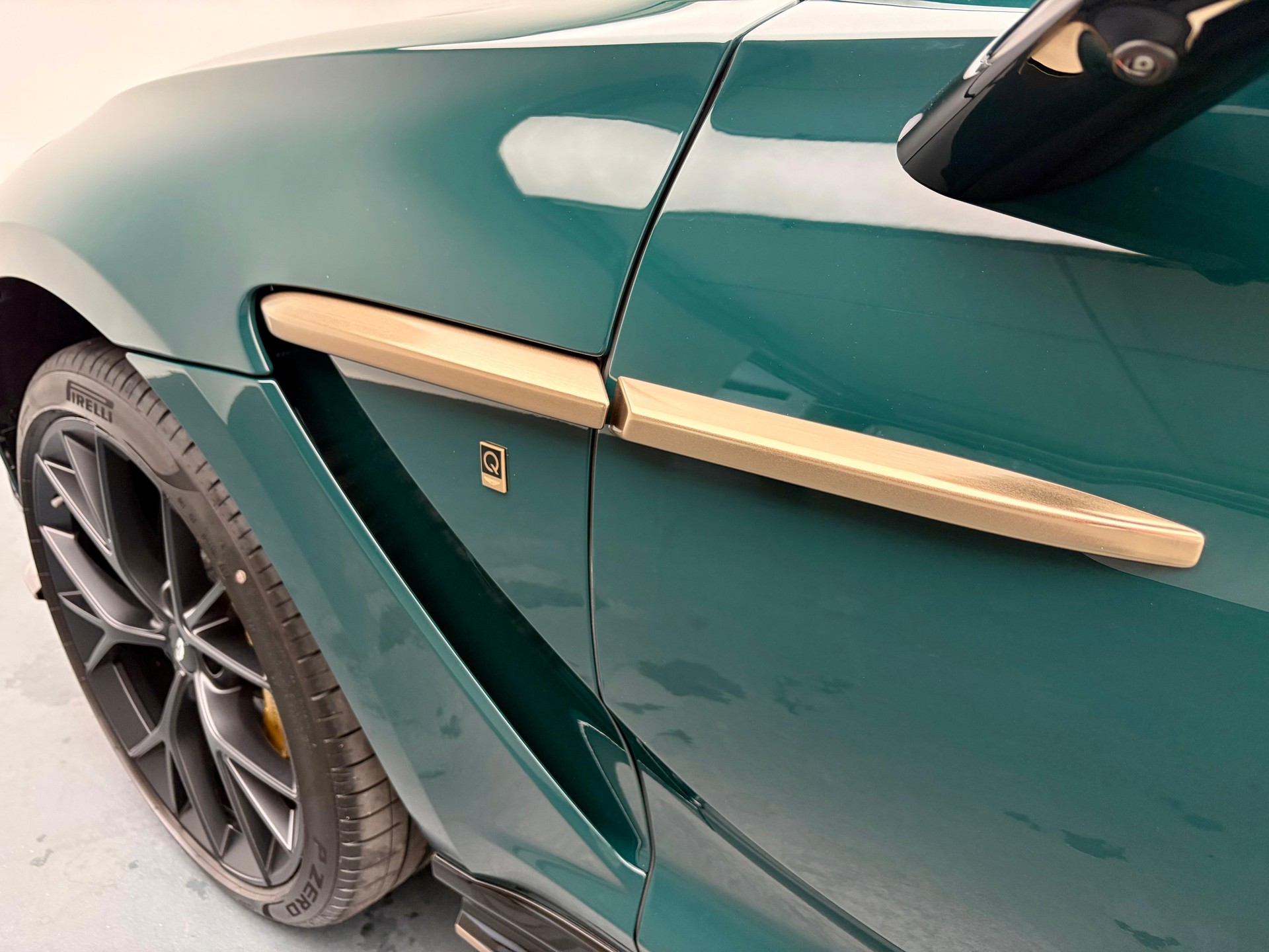 ASTON MARTIN DBX S 4.0 V8 Bi-Turbo (Q - Bronze Styling Pack)-image-18