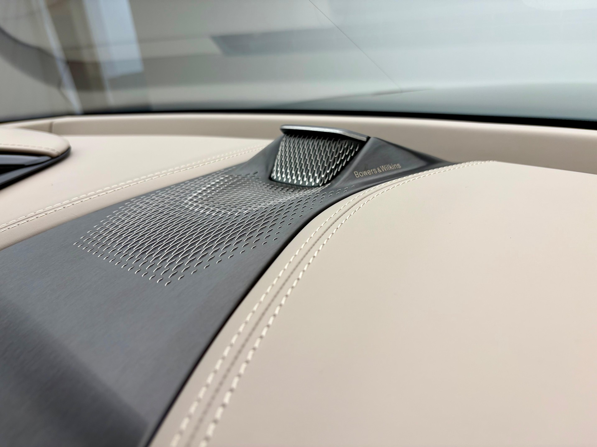 ASTON MARTIN DBX S 4.0 V8 Bi-Turbo (Q - Bronze Styling Pack)-image-12
