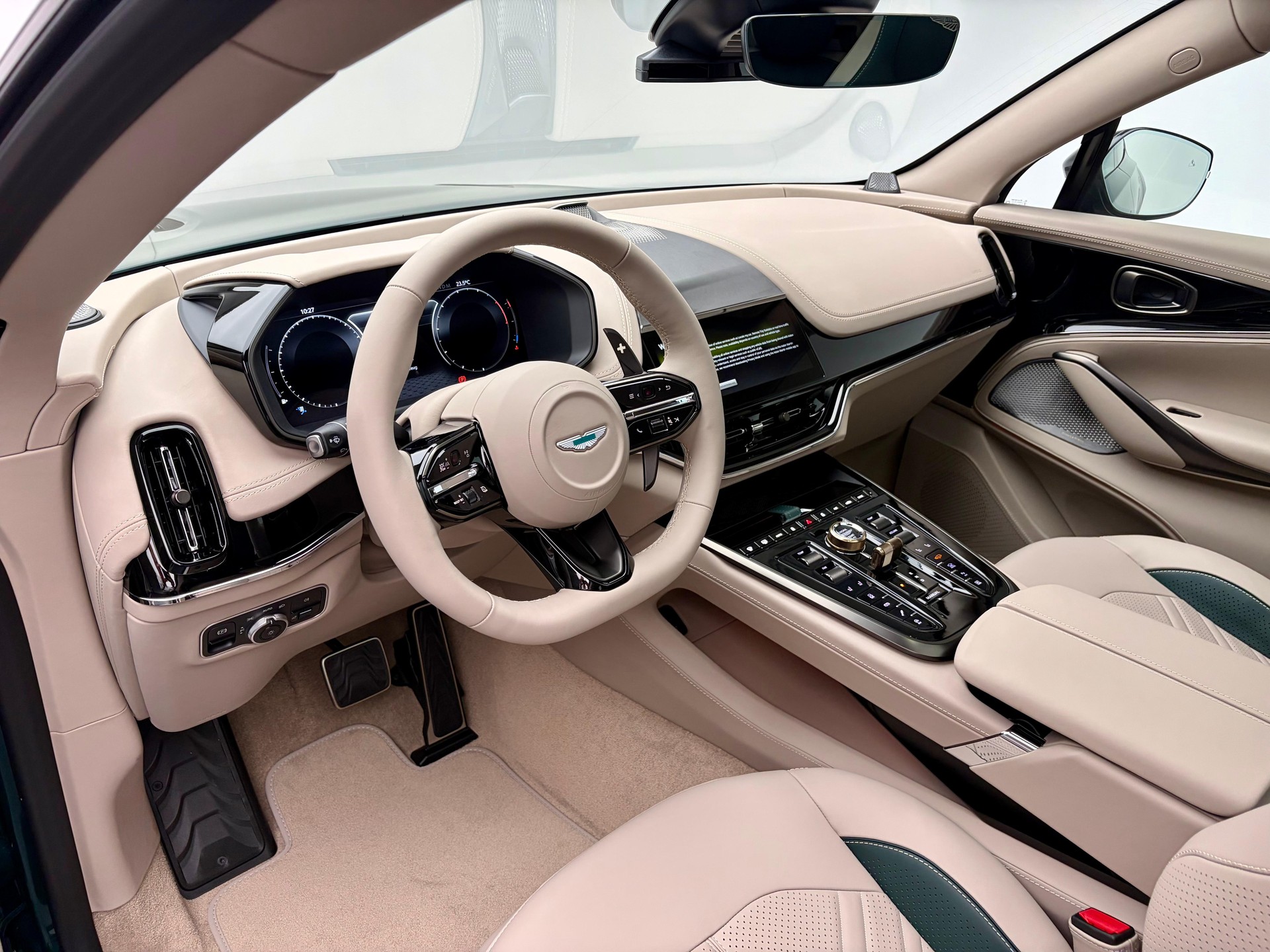 ASTON MARTIN DBX S 4.0 V8 Bi-Turbo (Q - Bronze Styling Pack)-image-3
