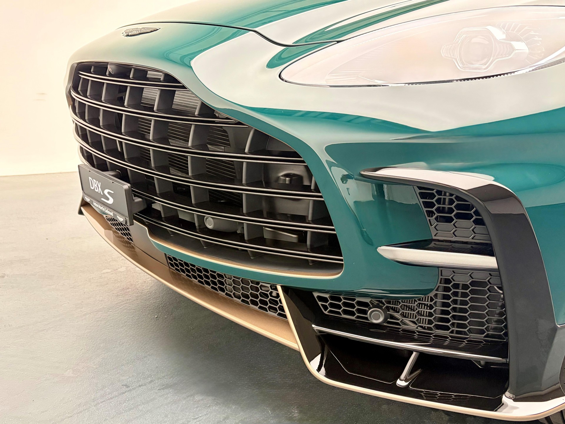 ASTON MARTIN DBX S 4.0 V8 Bi-Turbo (Q - Bronze Styling Pack)-image-21