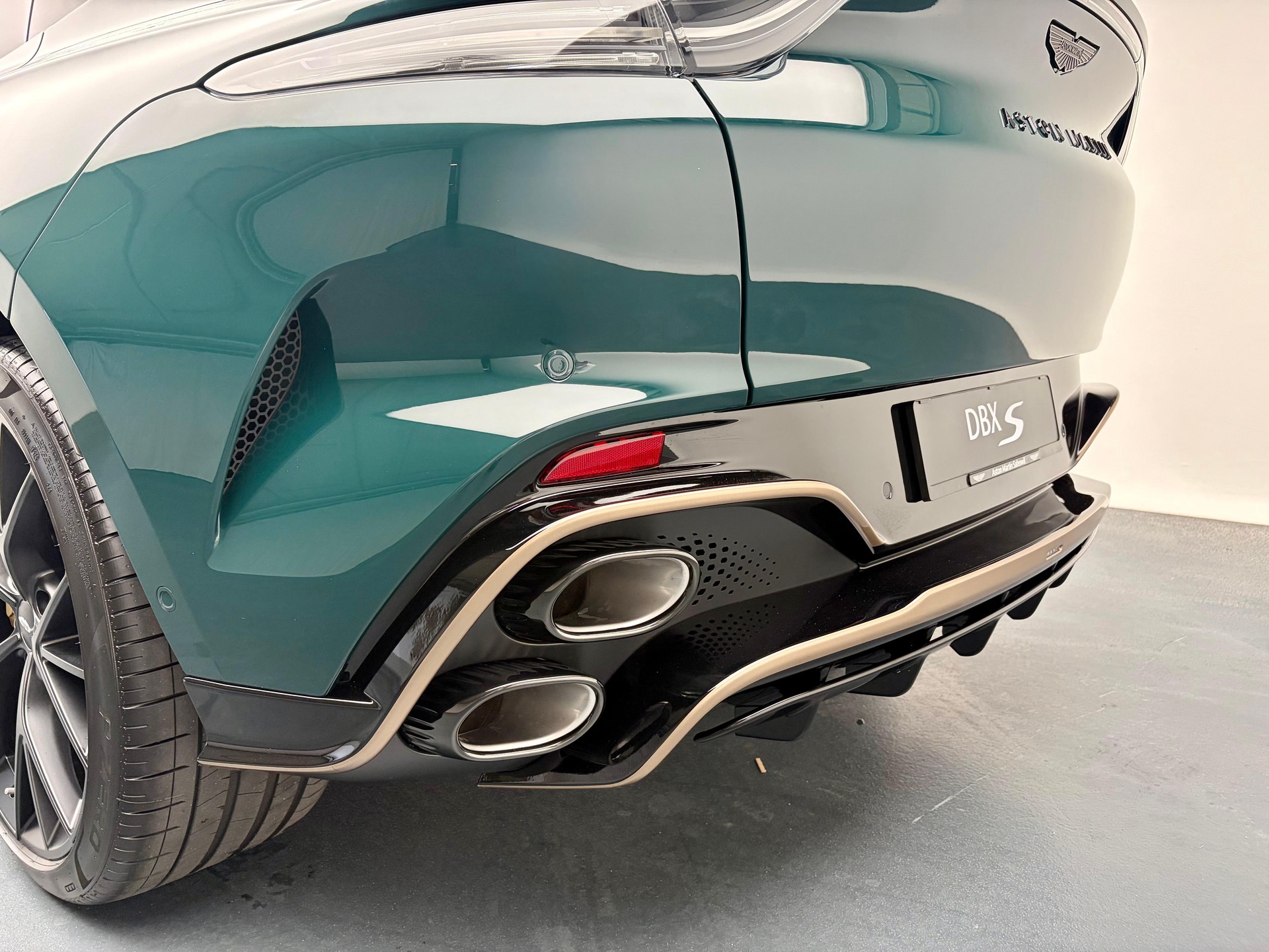ASTON MARTIN DBX S 4.0 V8 Bi-Turbo (Q - Bronze Styling Pack)-image-27