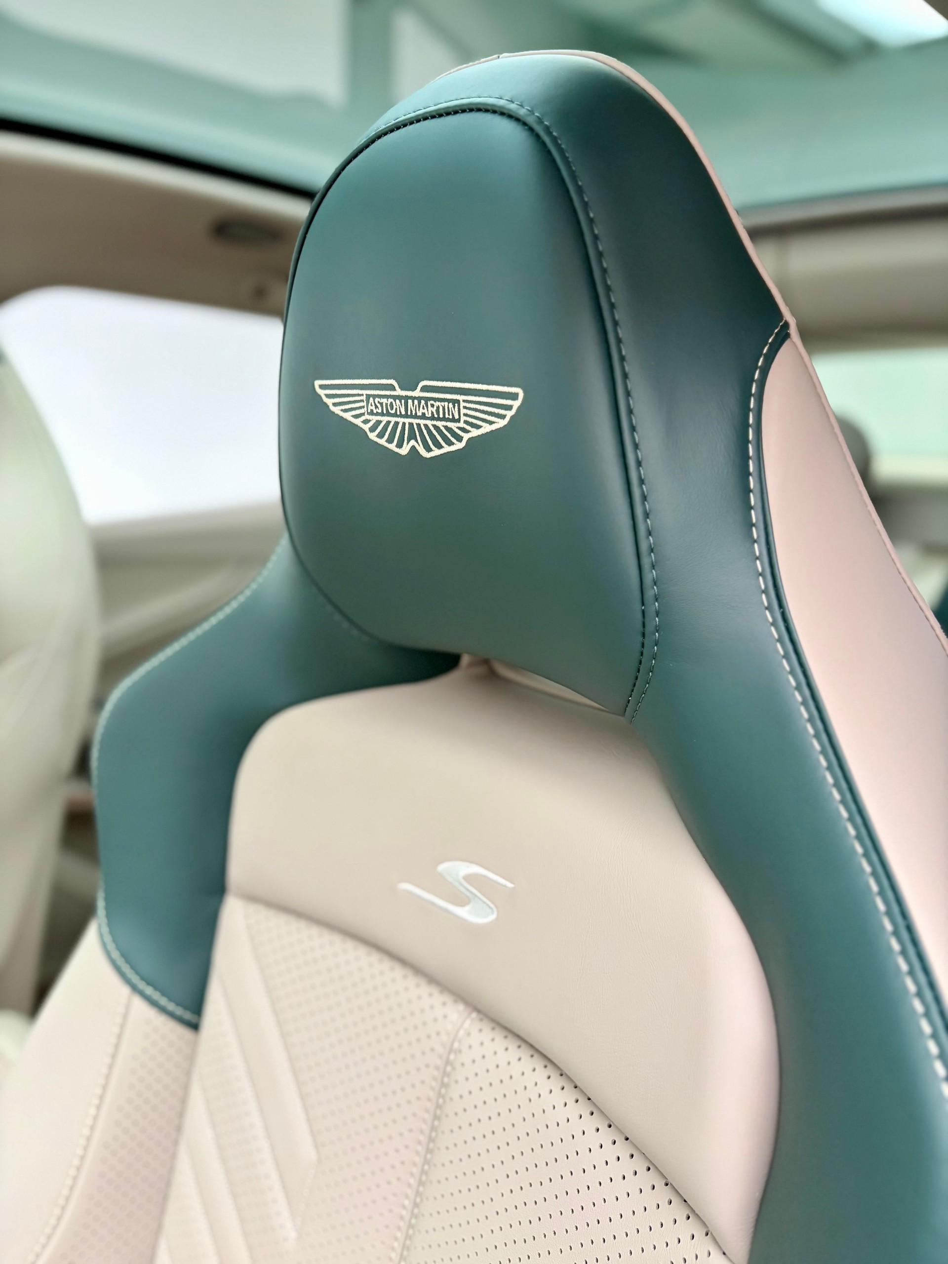 ASTON MARTIN DBX S 4.0 V8 Bi-Turbo (Q - Bronze Styling Pack)-image-7