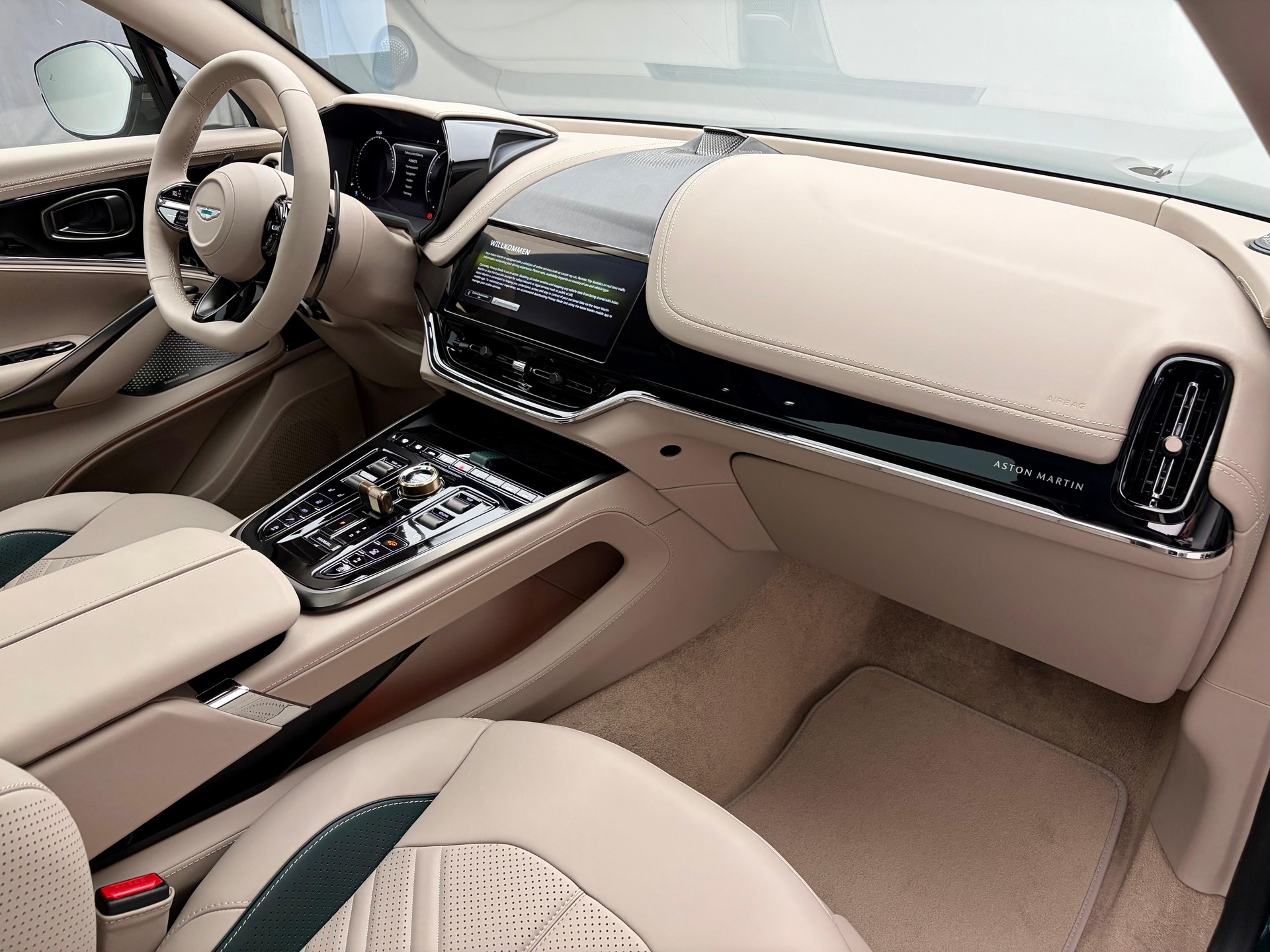 ASTON MARTIN DBX S 4.0 V8 Bi-Turbo (Q - Bronze Styling Pack)-image-11