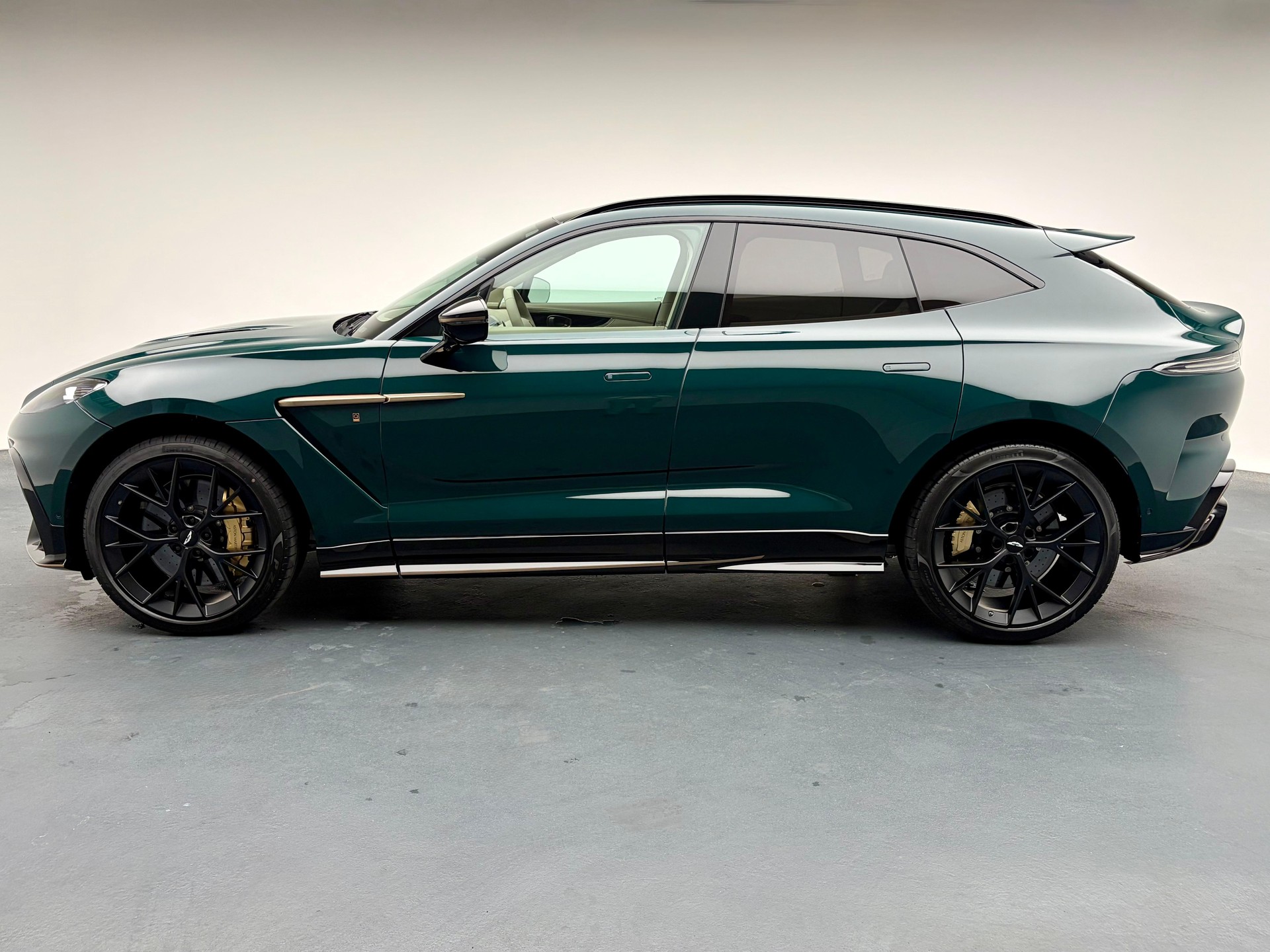 ASTON MARTIN DBX S 4.0 V8 Bi-Turbo (Q - Bronze Styling Pack)-showroom-element-1