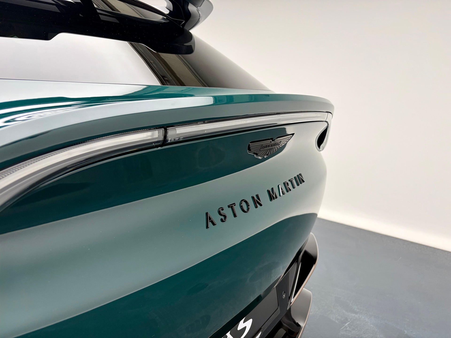 ASTON MARTIN DBX S 4.0 V8 Bi-Turbo (Q - Bronze Styling Pack)-image-28