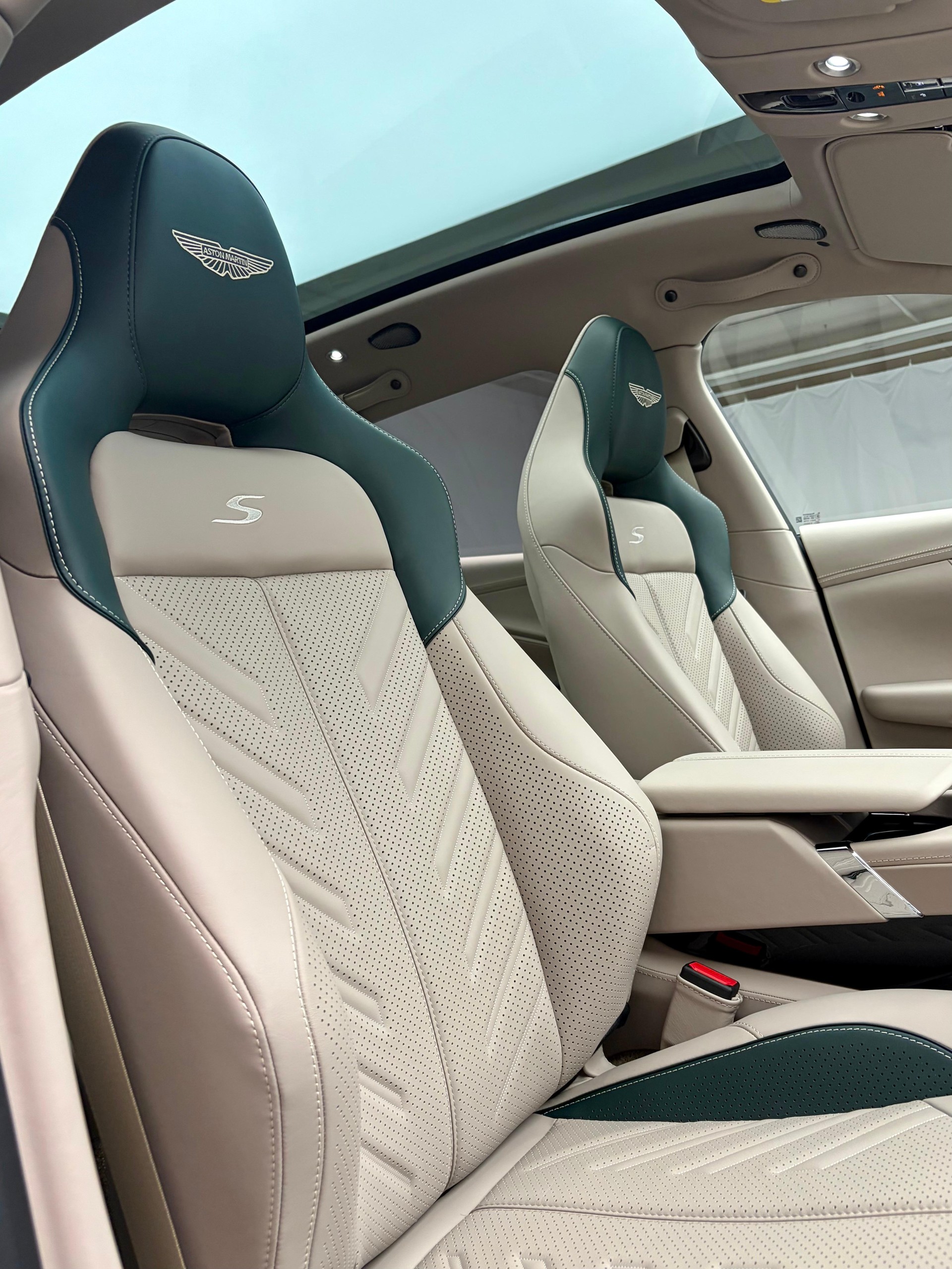 ASTON MARTIN DBX S 4.0 V8 Bi-Turbo (Q - Bronze Styling Pack)-image-13