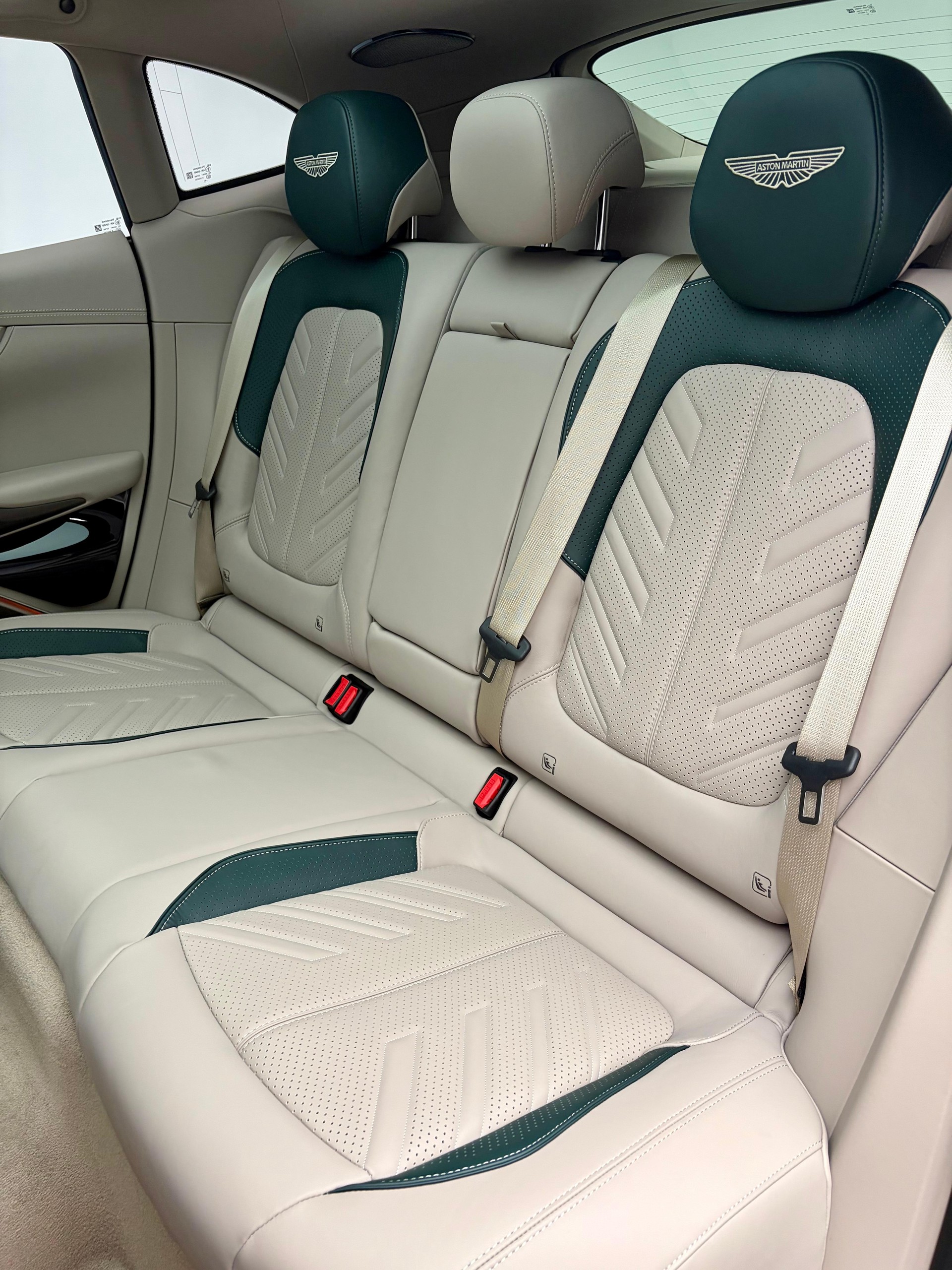 ASTON MARTIN DBX S 4.0 V8 Bi-Turbo (Q - Bronze Styling Pack)-image-15
