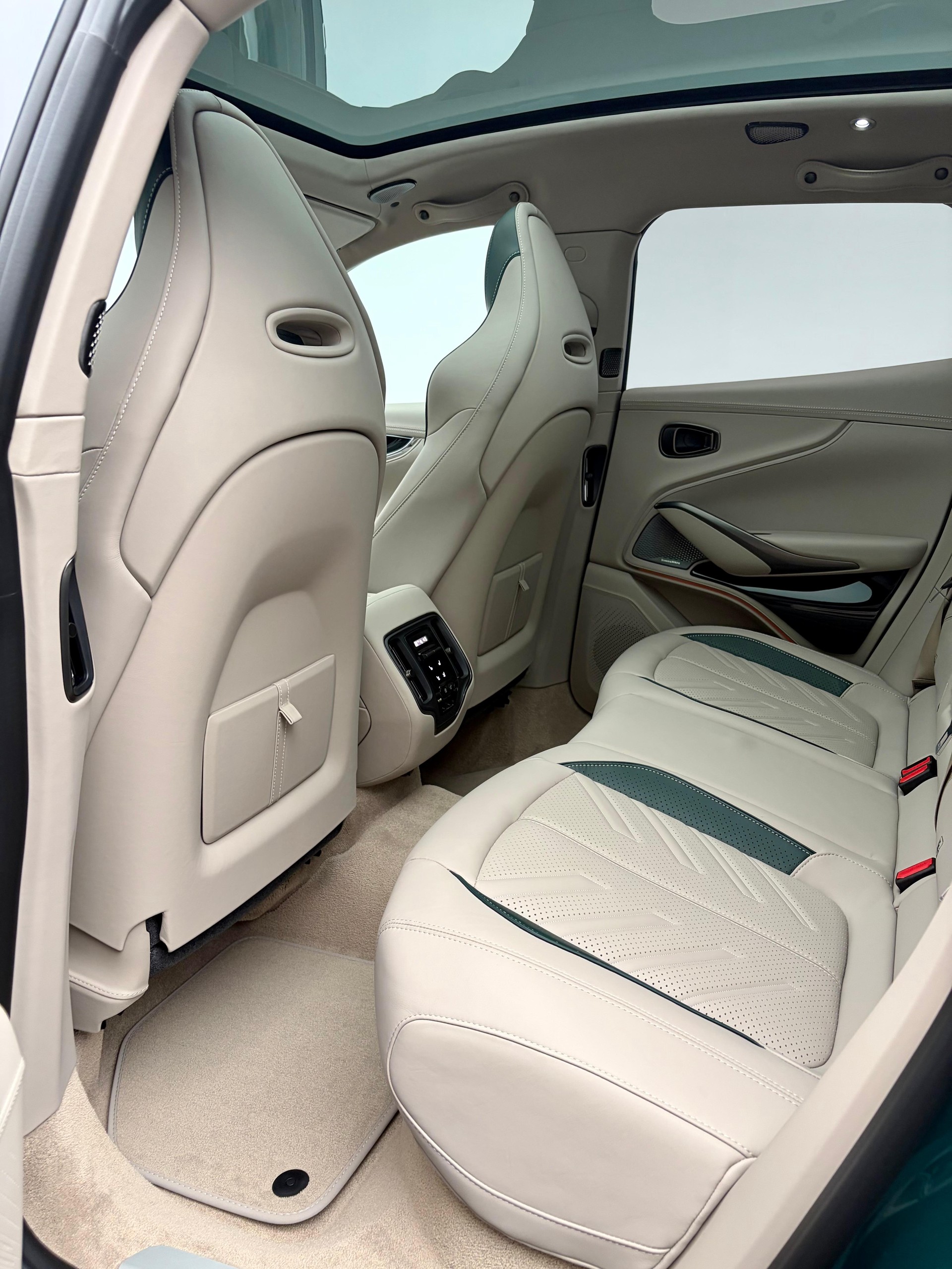 ASTON MARTIN DBX S 4.0 V8 Bi-Turbo (Q - Bronze Styling Pack)-image-14