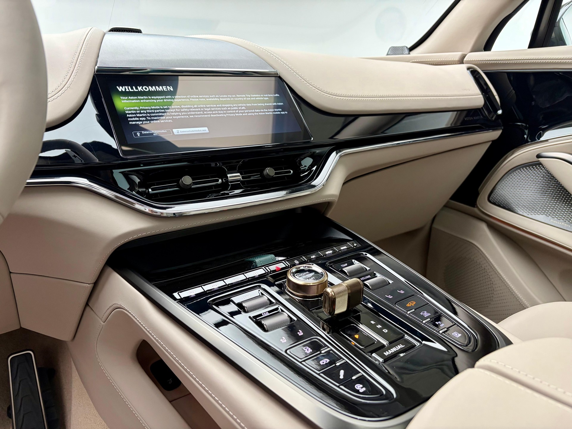 ASTON MARTIN DBX S 4.0 V8 Bi-Turbo (Q - Bronze Styling Pack)-image-9