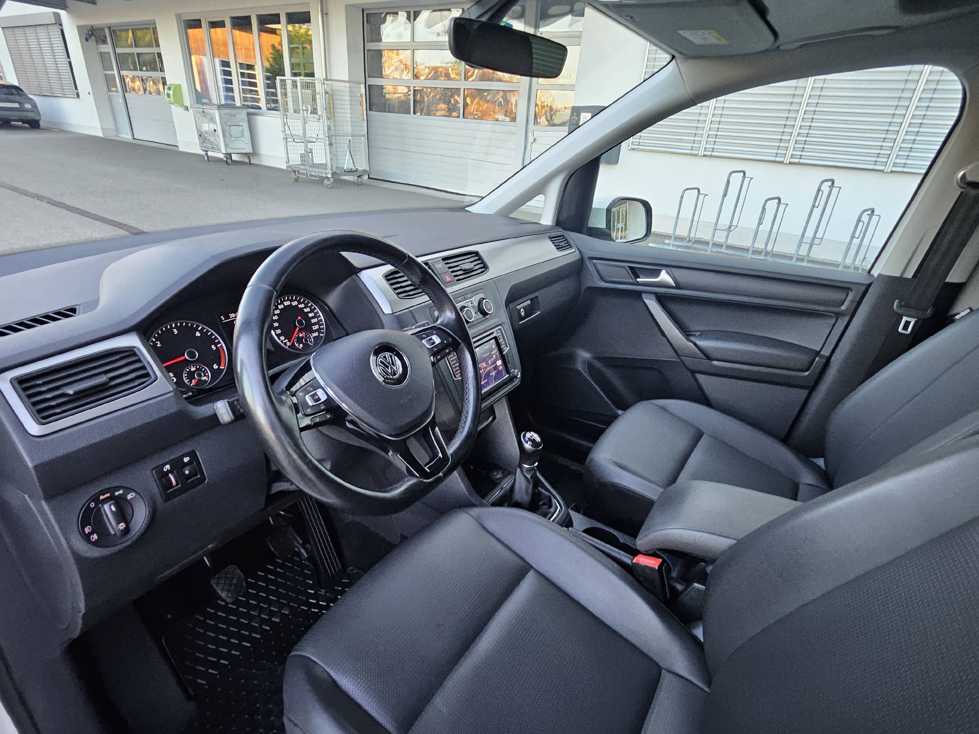 VW Caddy Maxi 2.0 TDI Trendline 4m * 5 Plätzer * Klima * AHK * Navi * Frisch ab MFK *-image-12
