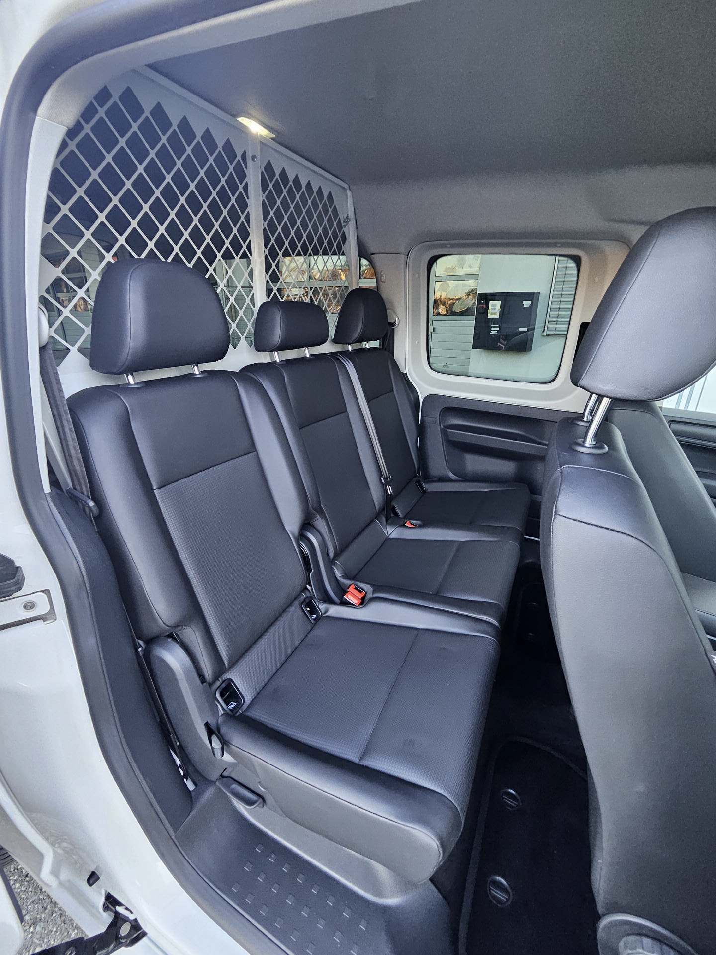 VW Caddy Maxi 2.0 TDI Trendline 4m * 5 Plätzer * Klima * AHK * Navi * Frisch ab MFK *-image-21