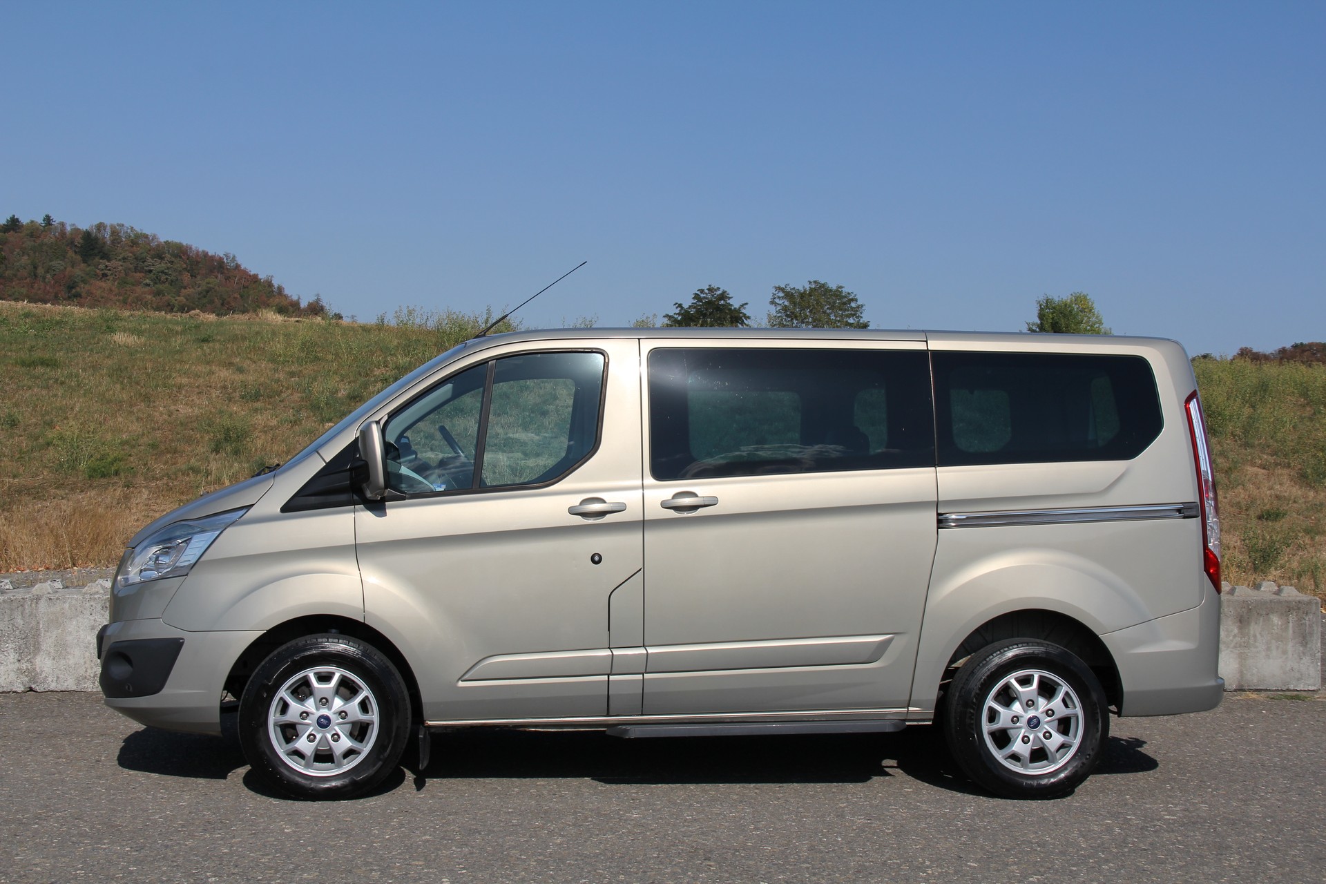 FORD Tourneo Custom 300 L1H1 Titanium-image-0