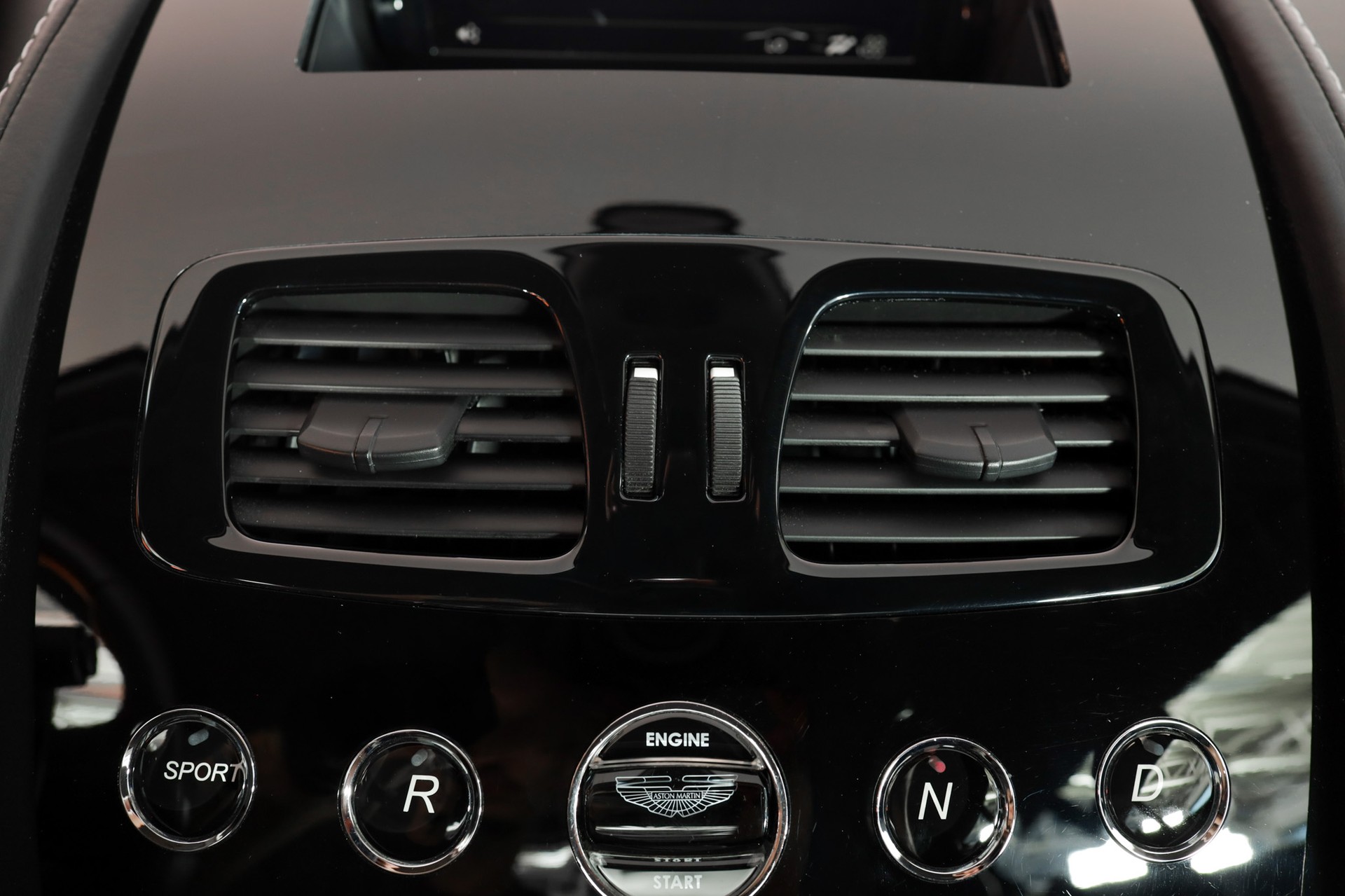 ASTON MARTIN V8 Vantage 4.7 Sportshift-image-19
