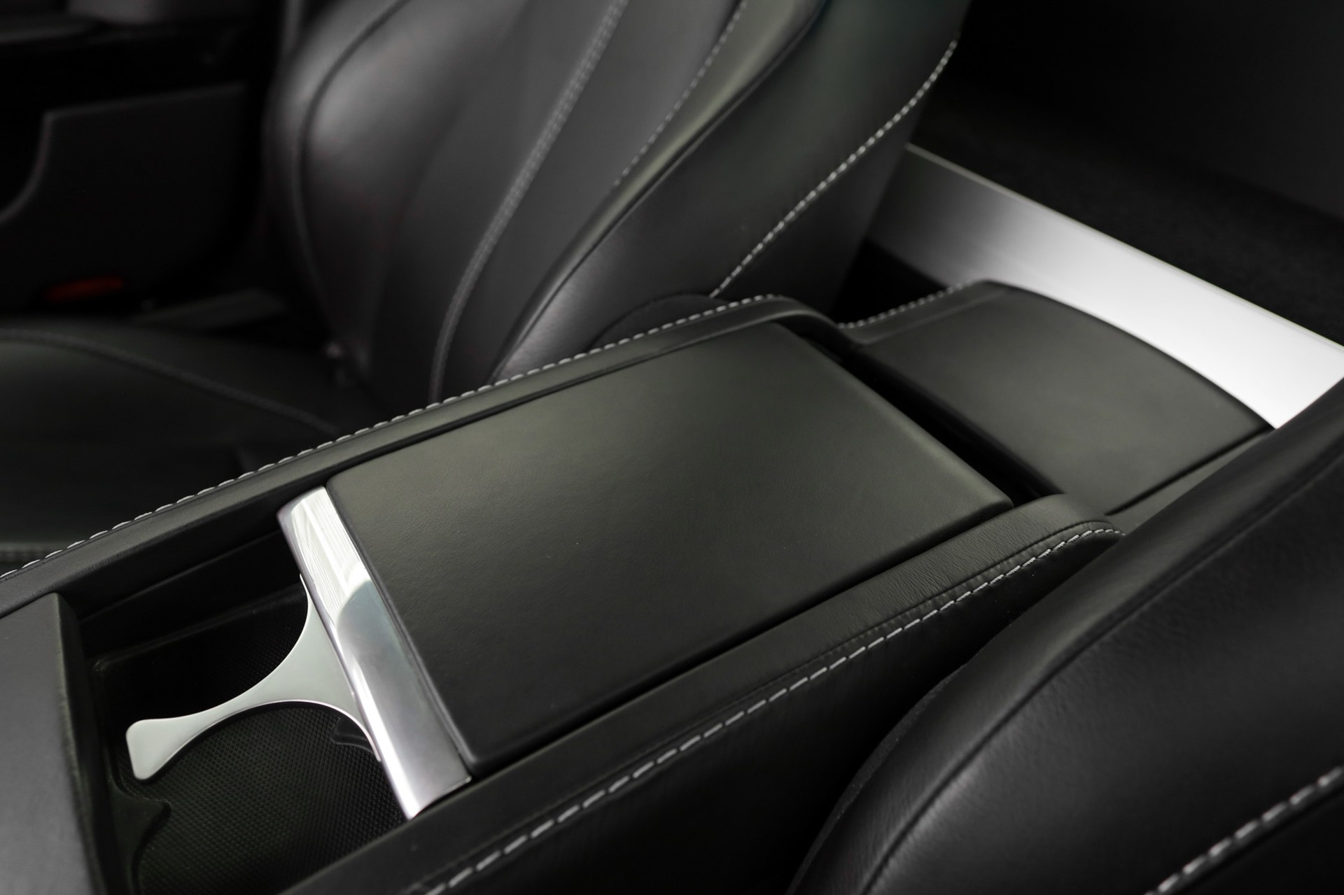 ASTON MARTIN V8 Vantage 4.7 Sportshift-image-23